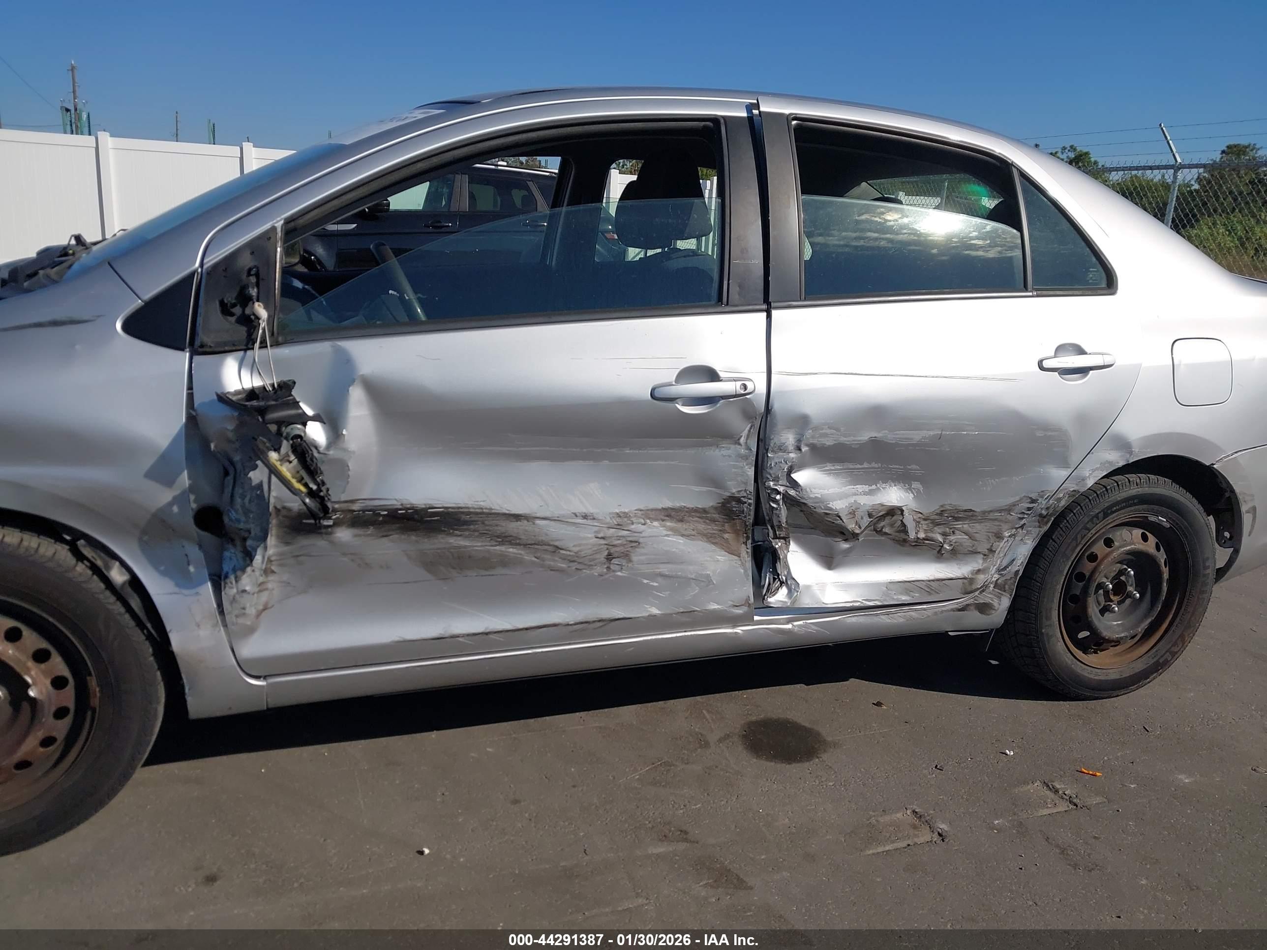 TOYOTA YARIS image 6
