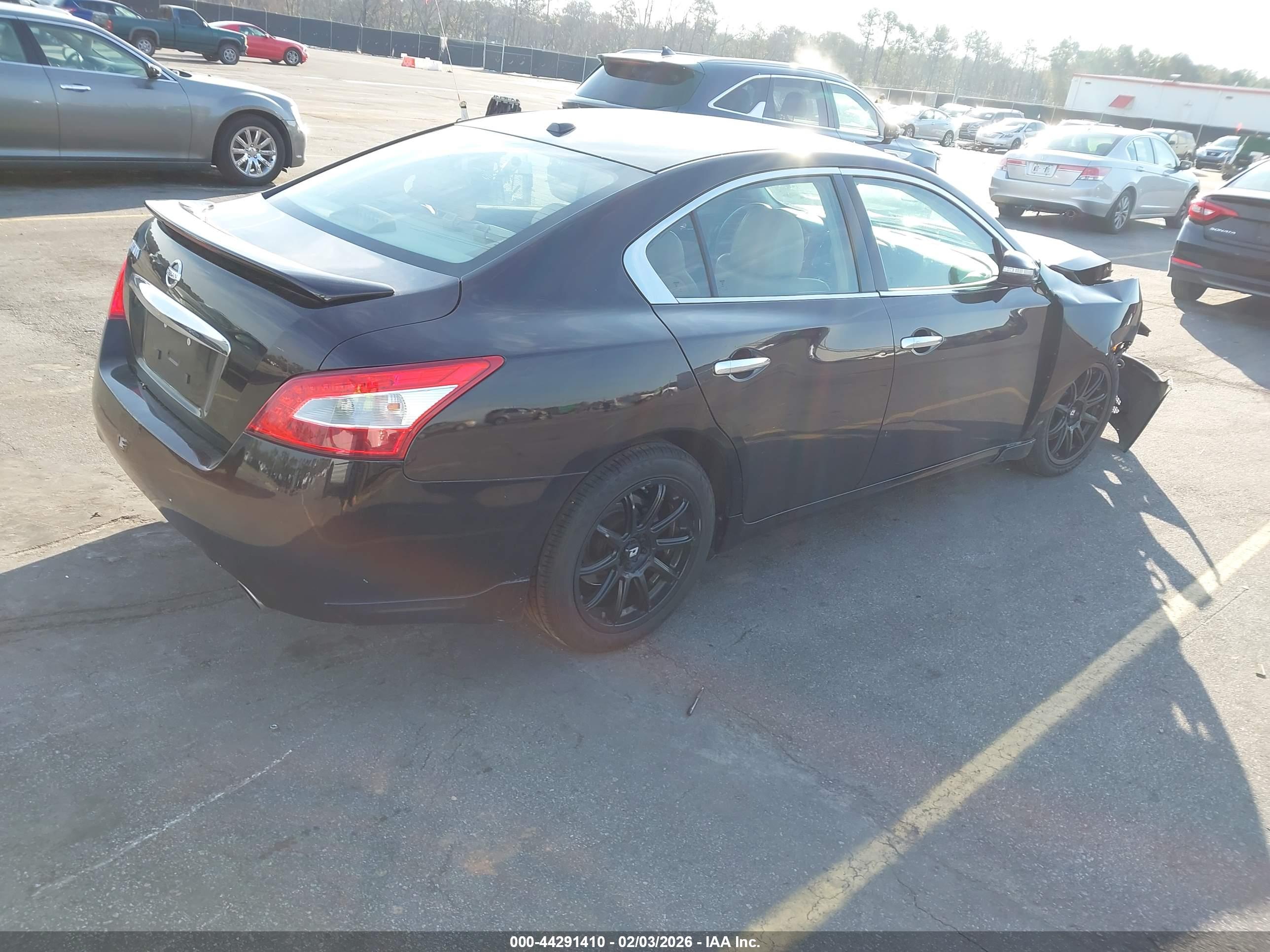 NISSAN MAXIMA image 4