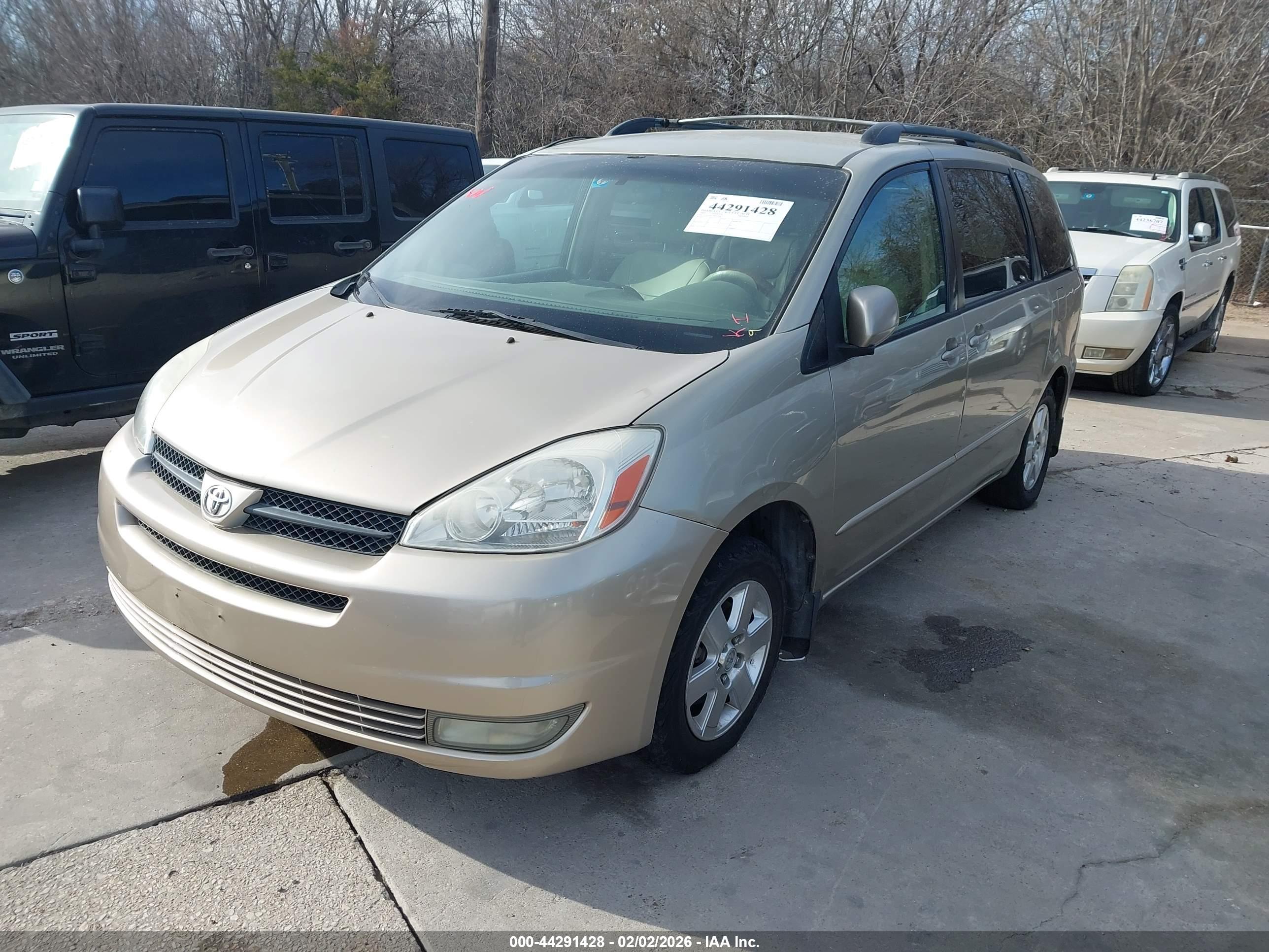 TOYOTA SIENNA image 2