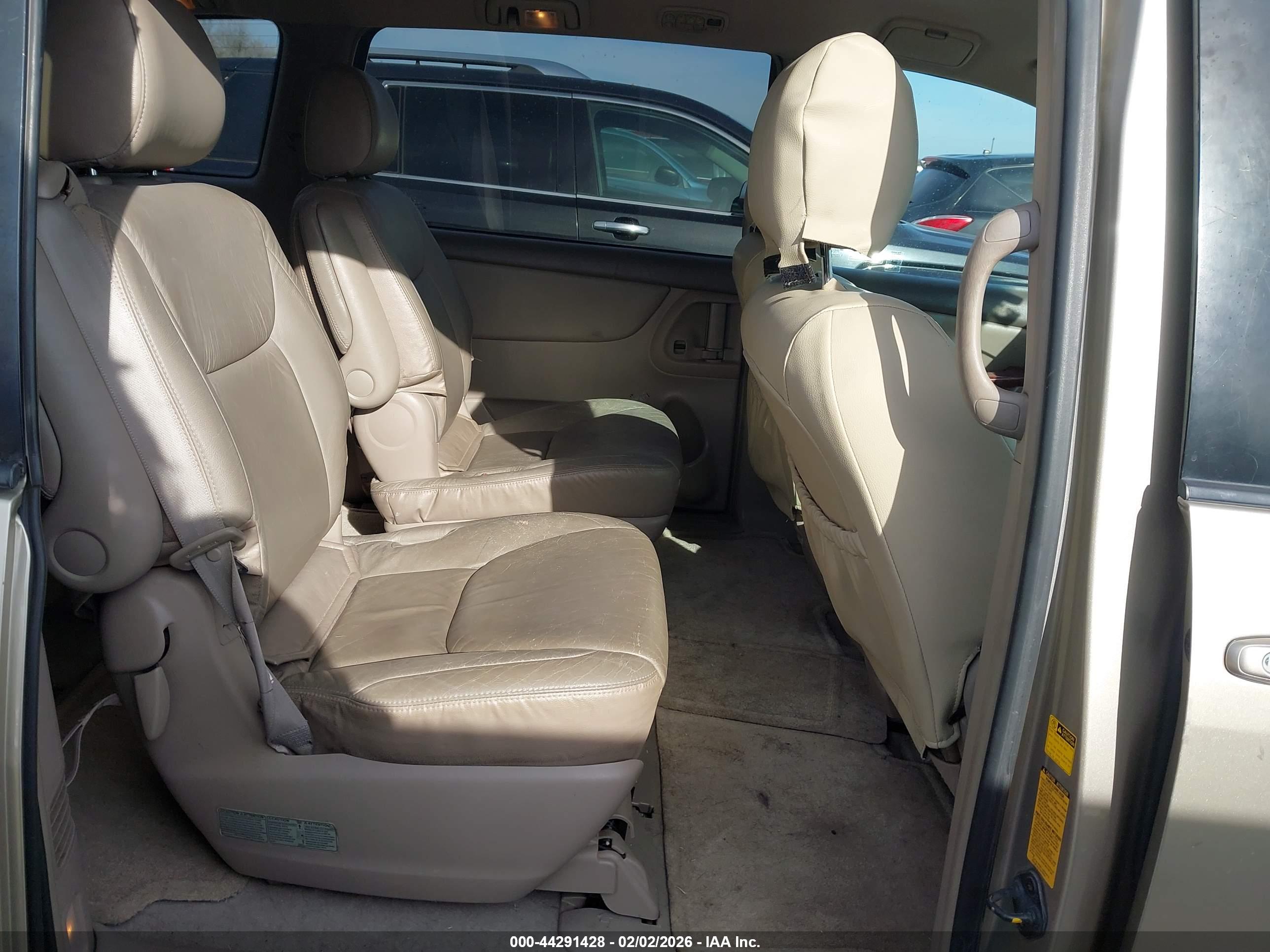 TOYOTA SIENNA image 8