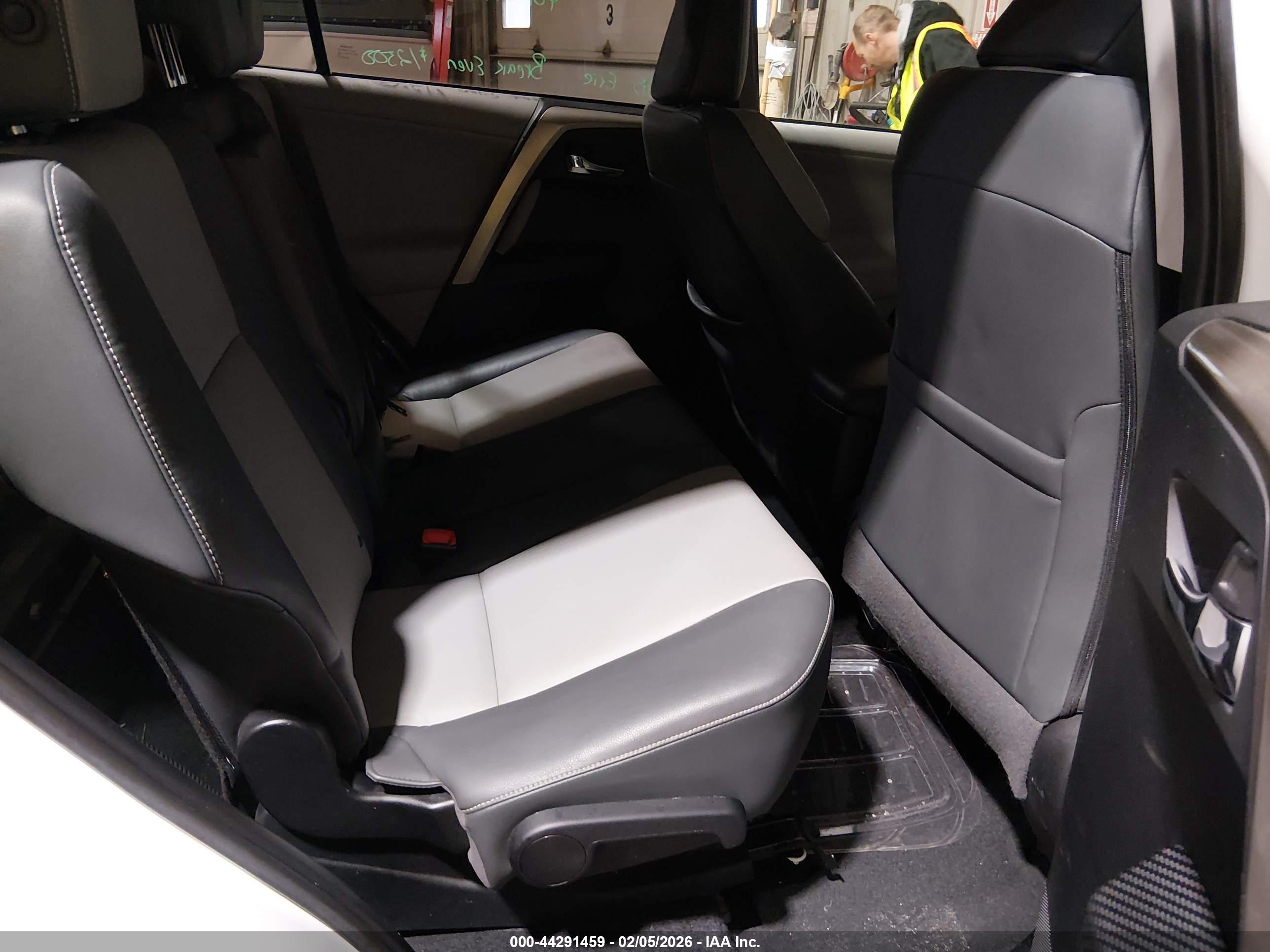 TOYOTA RAV4 image 8