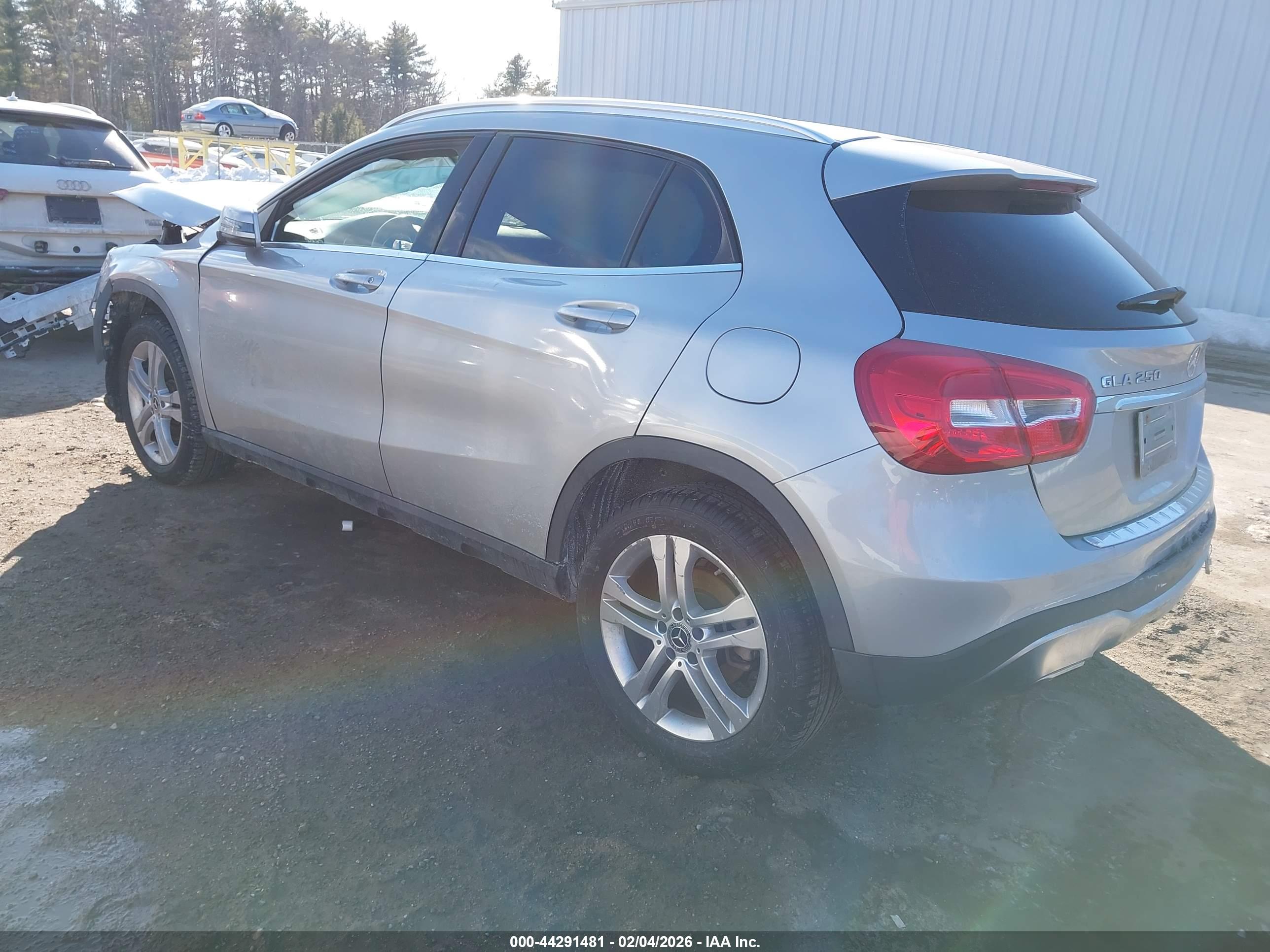 MERCEDES-BENZ GLA image 3