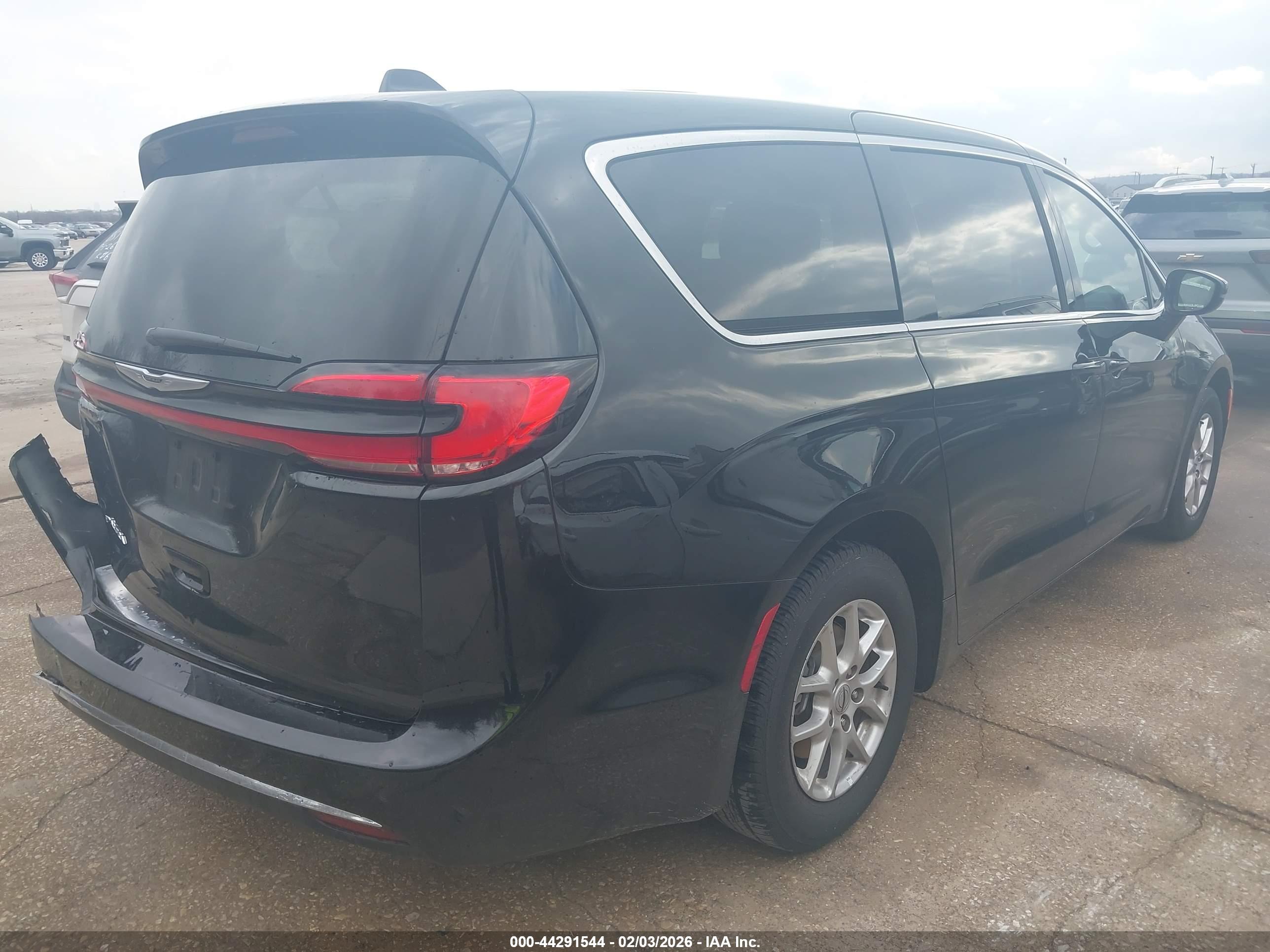 CHRYSLER PACIFICA image 4