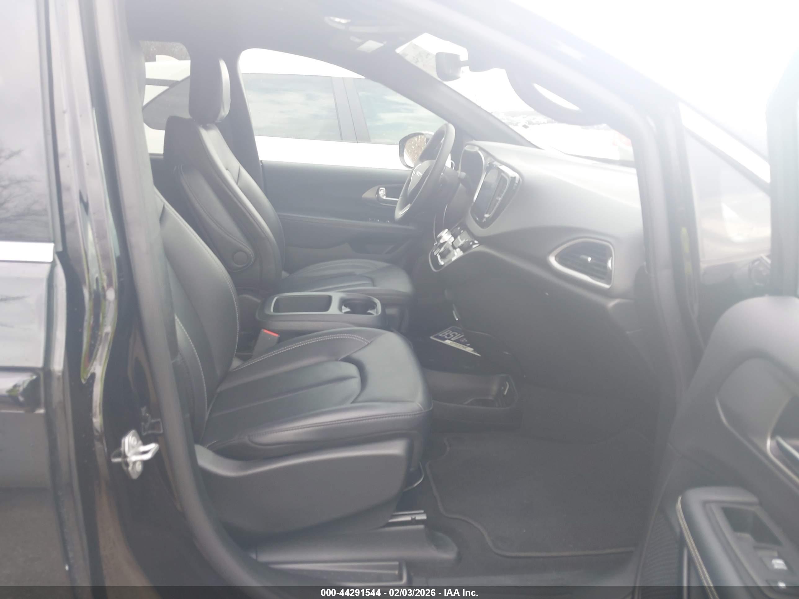 CHRYSLER PACIFICA image 5