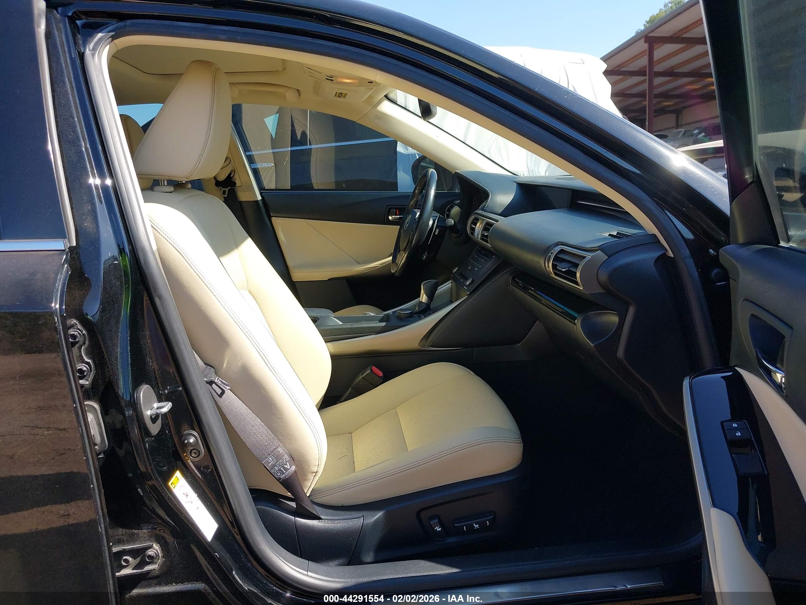 LEXUS IS image 5