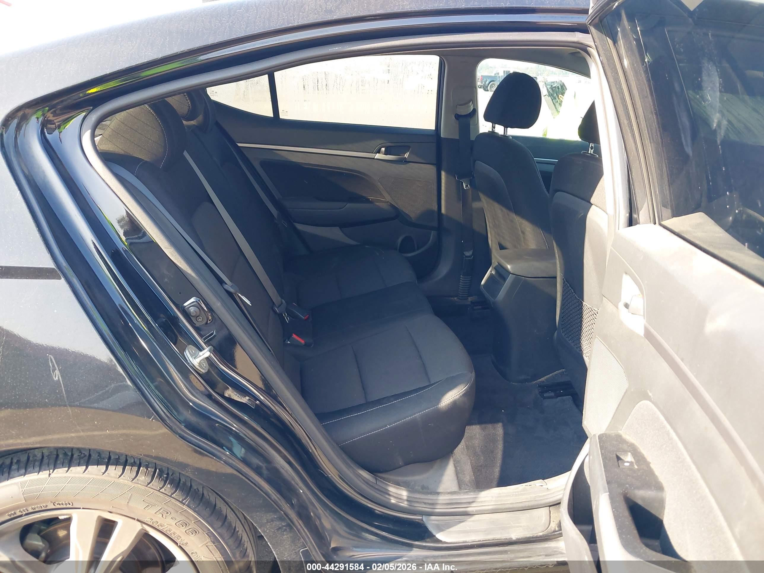 HYUNDAI ELANTRA image 8