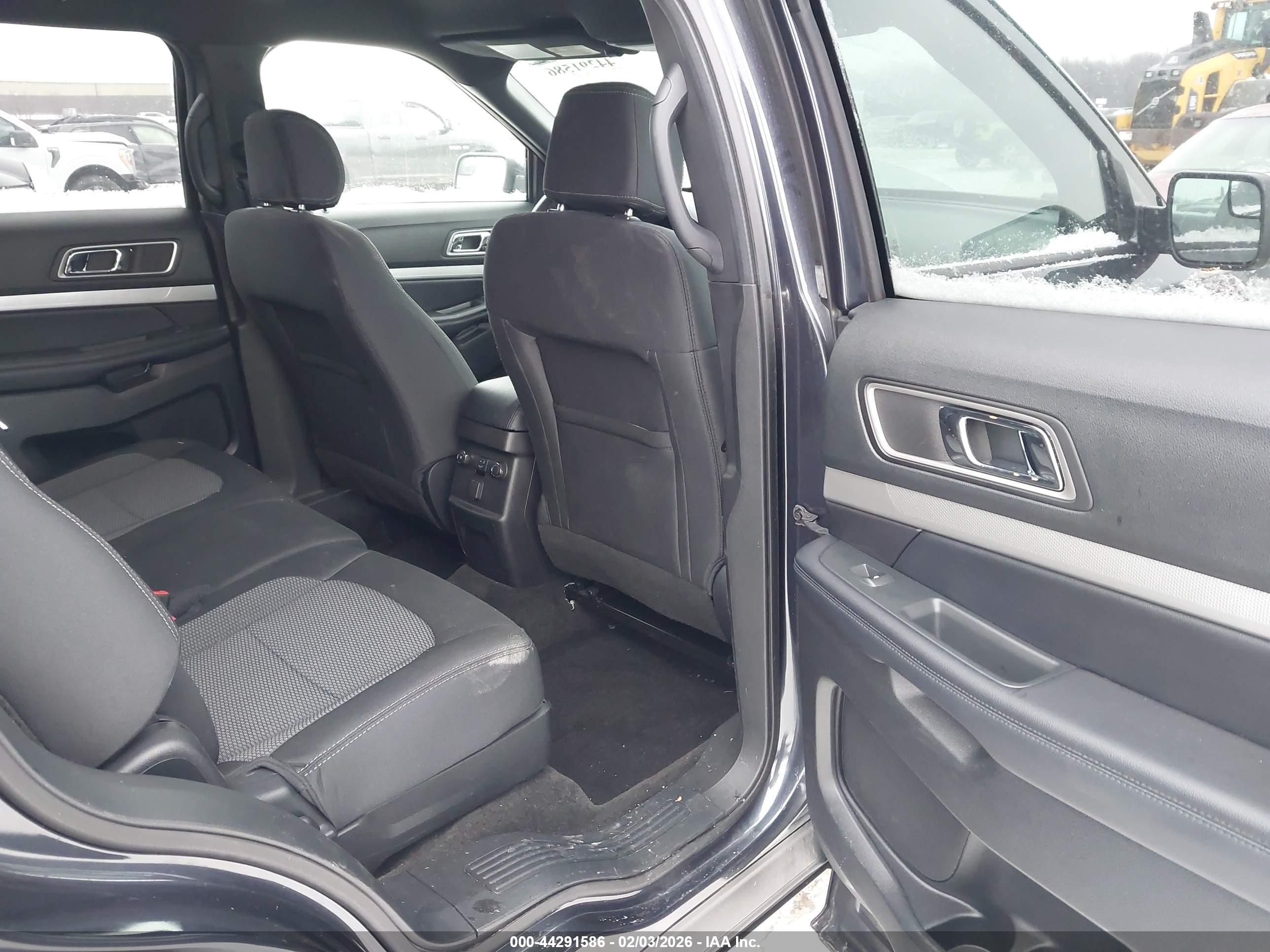 FORD EXPLORER image 8