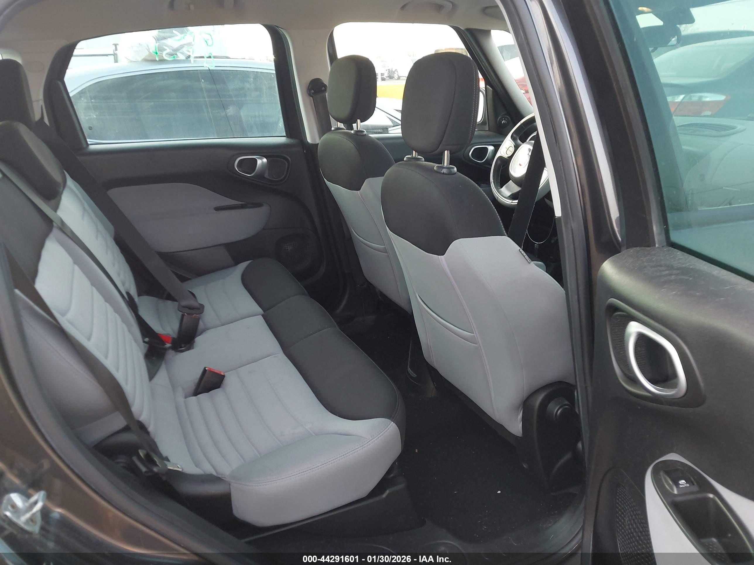 FIAT 500L image 8
