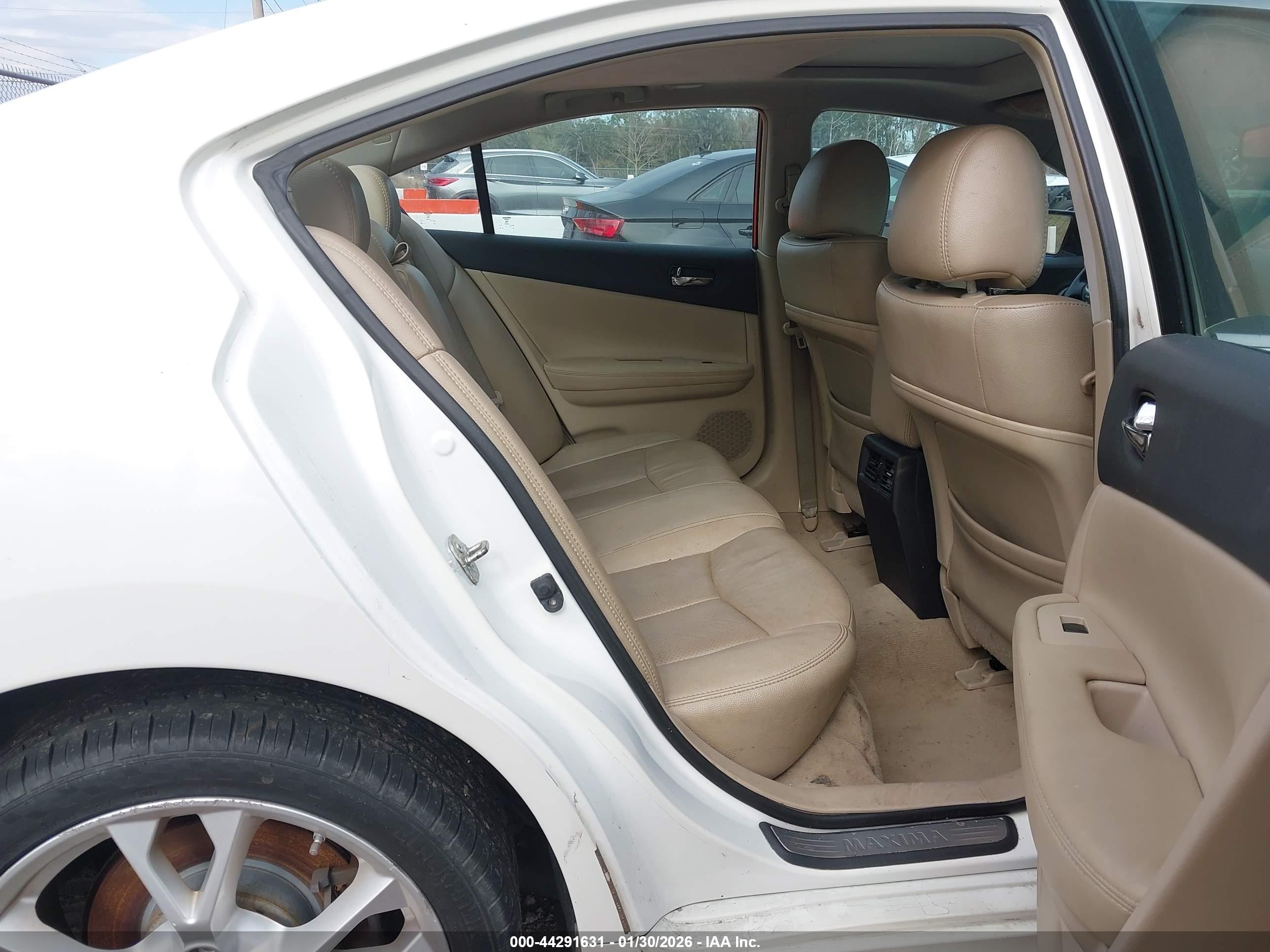 NISSAN MAXIMA image 8
