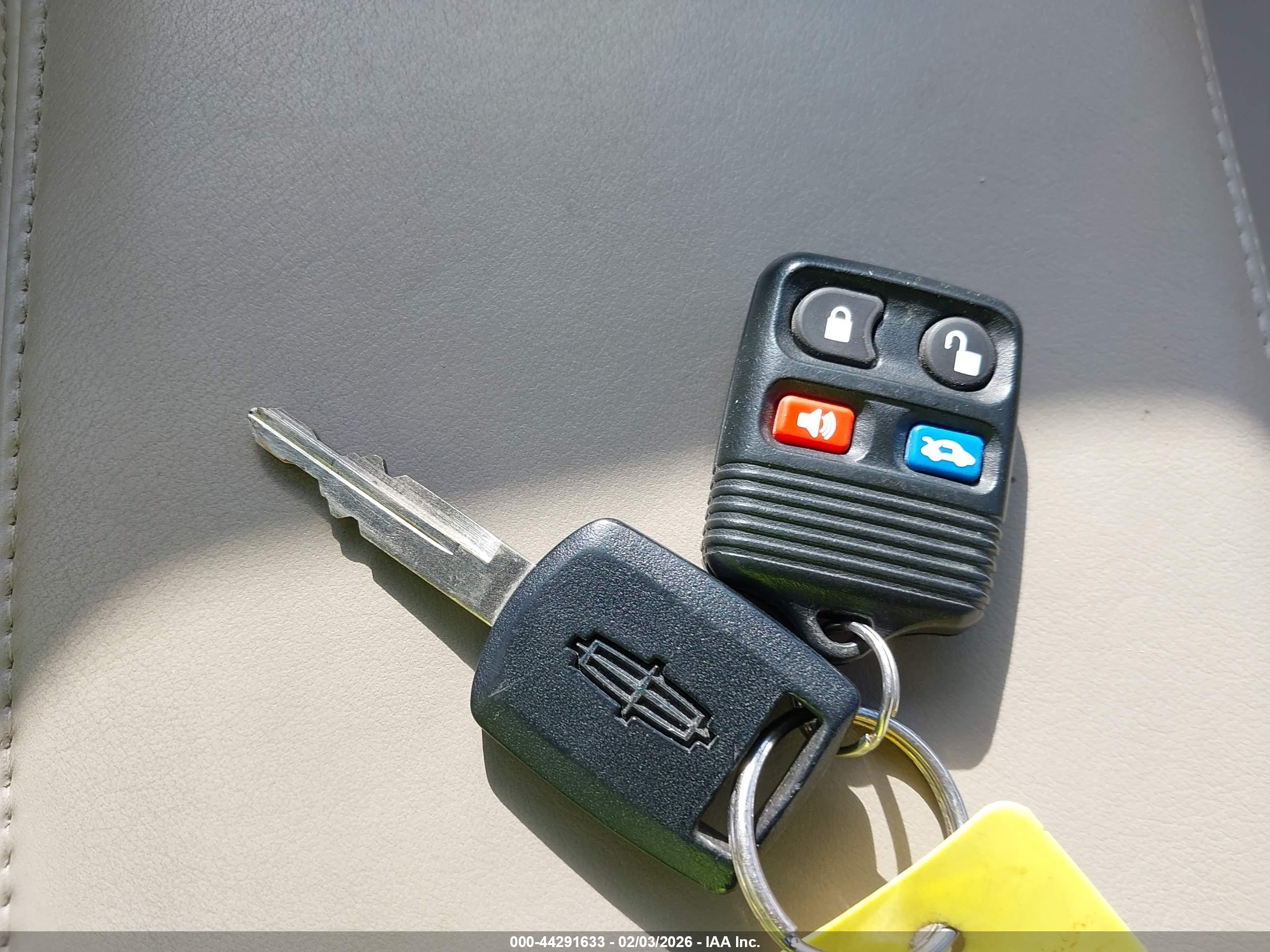 LINCOLN TOWN image 11