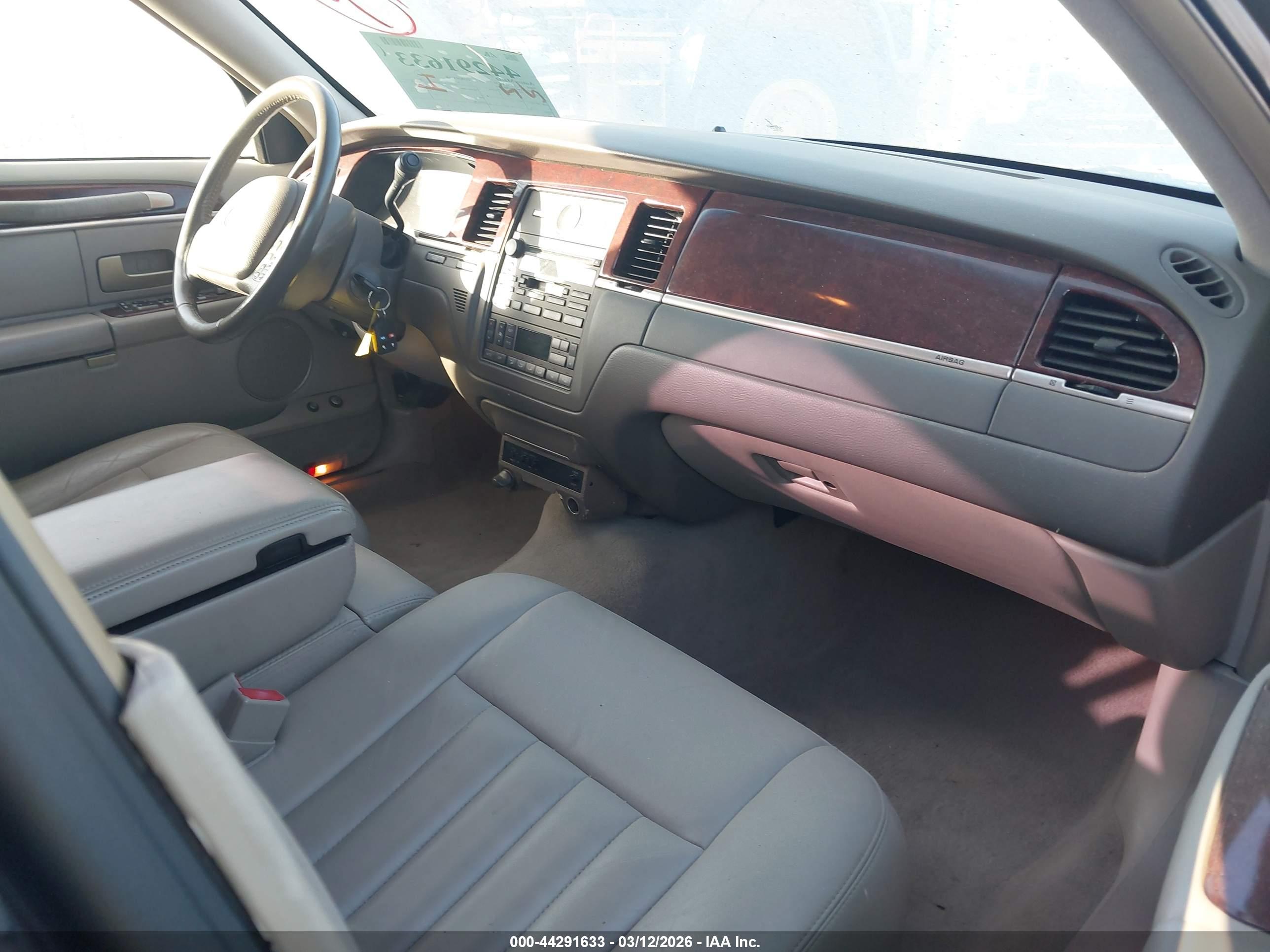 LINCOLN TOWN image 5