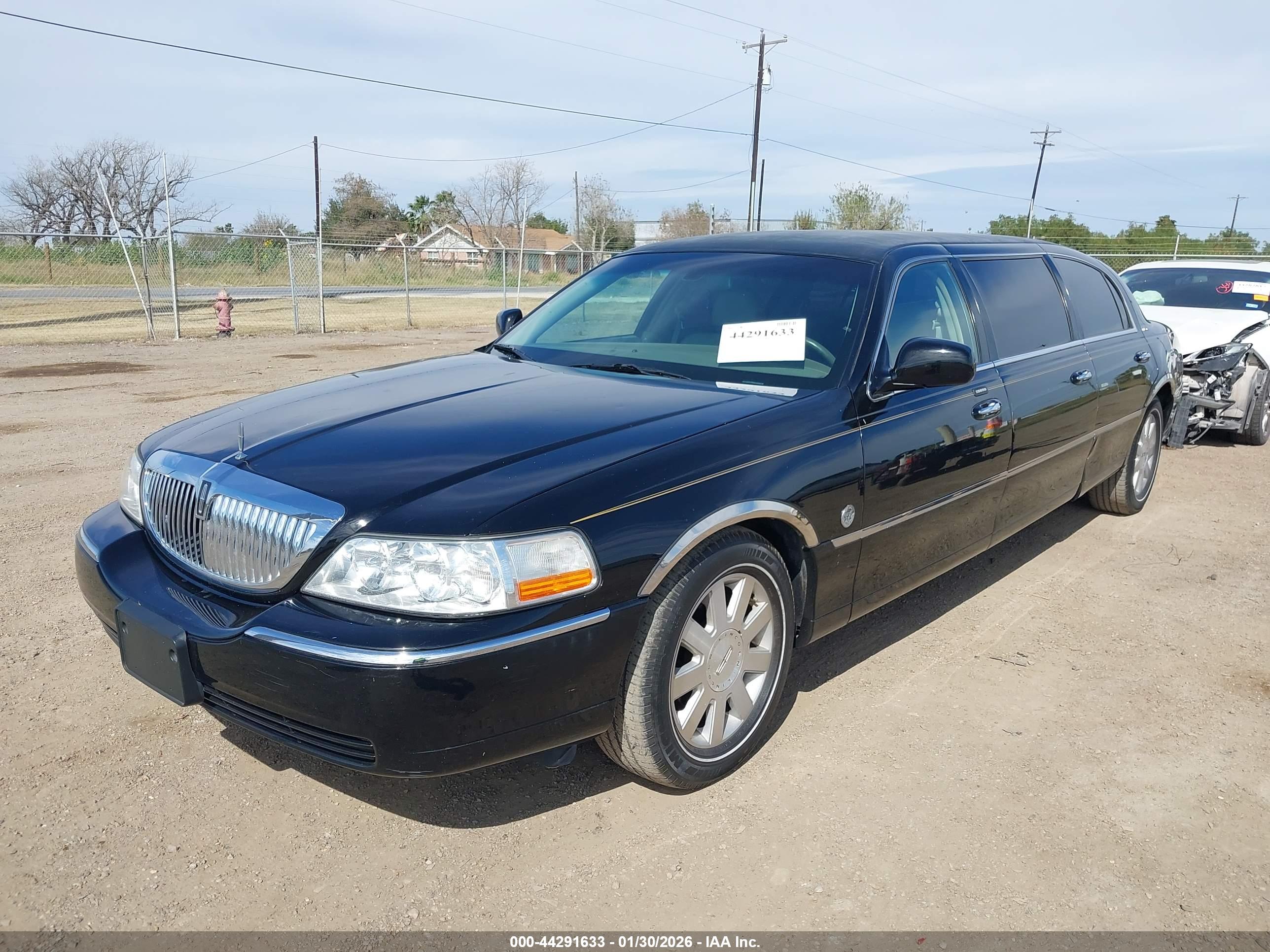 LINCOLN TOWN image 6