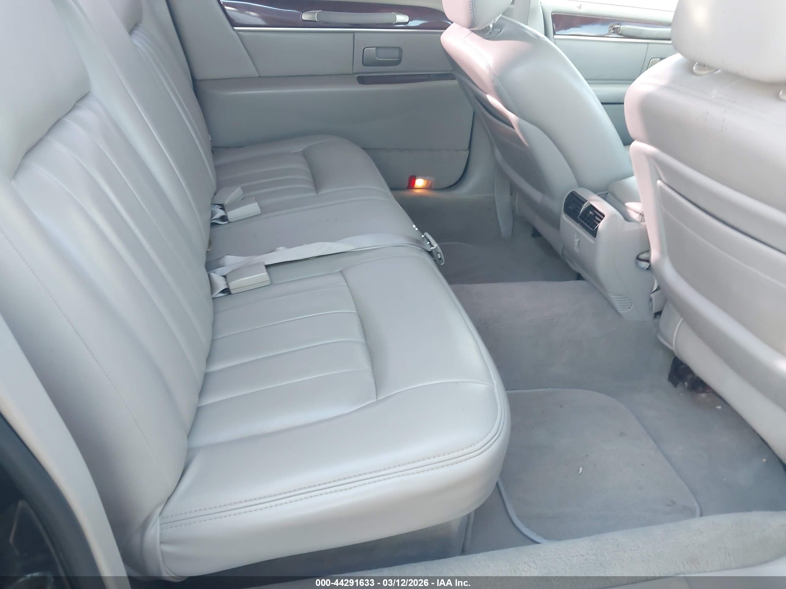 LINCOLN TOWN image 8