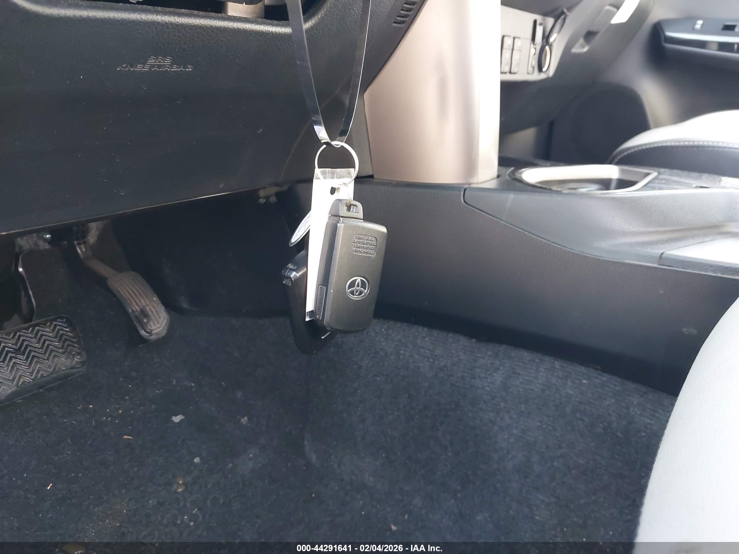 TOYOTA RAV4 image 11