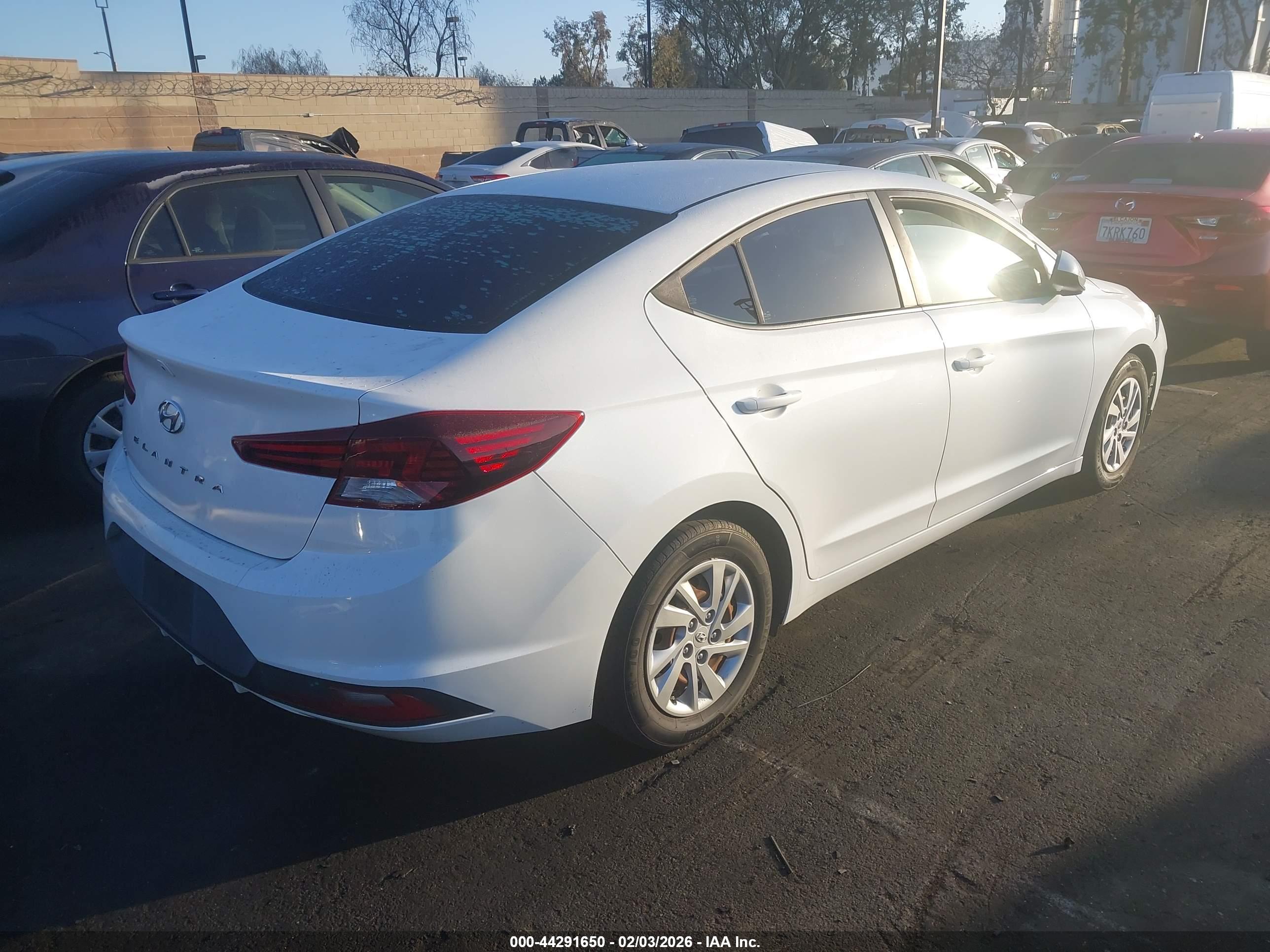 HYUNDAI ELANTRA image 4