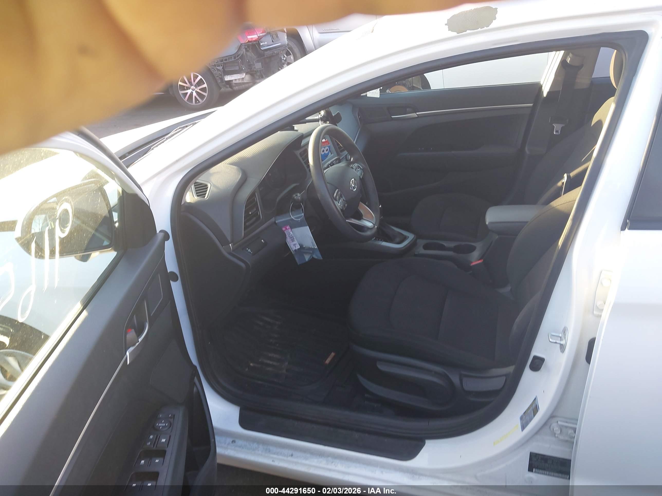 HYUNDAI ELANTRA image 5