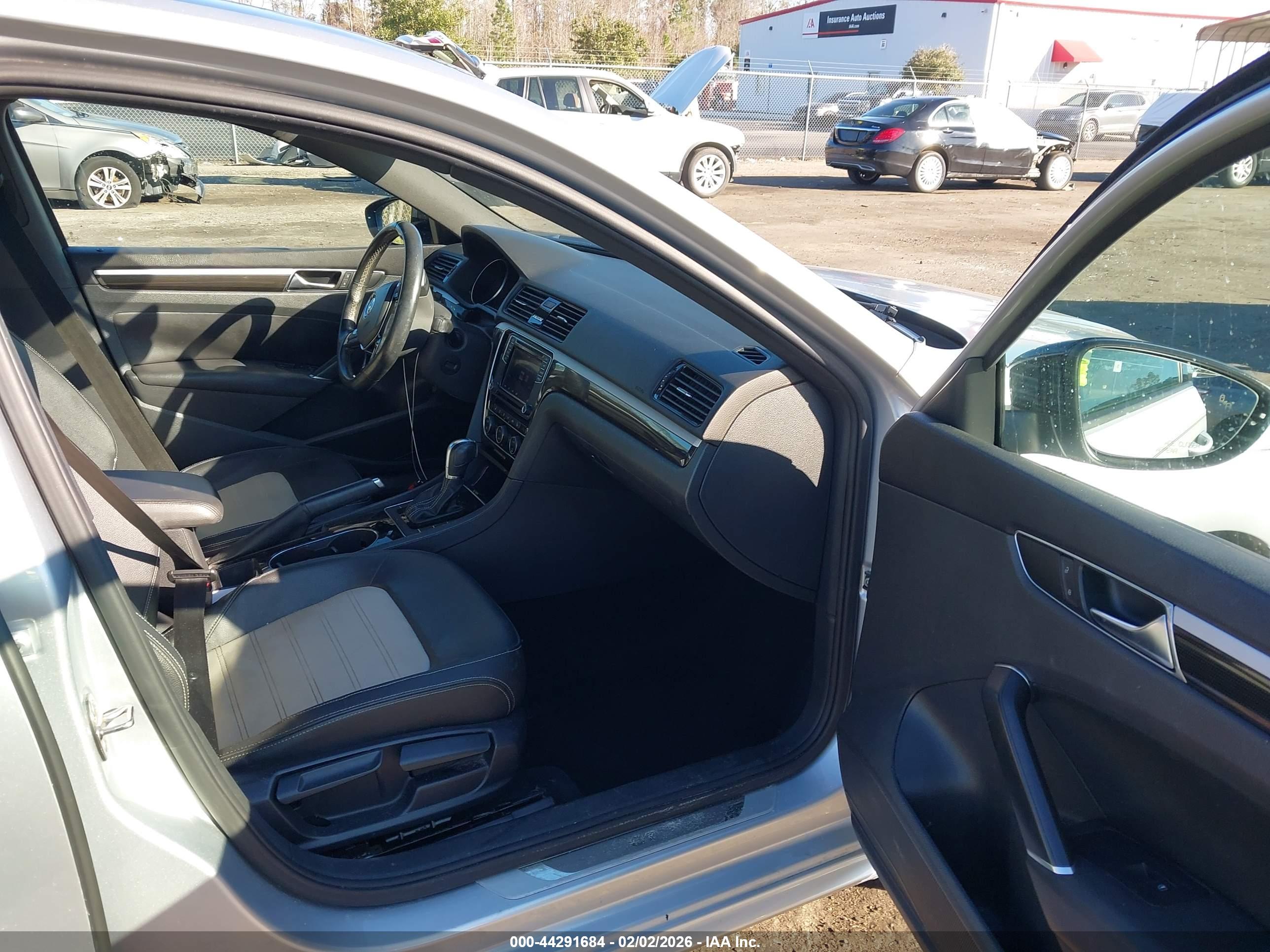 VOLKSWAGEN PASSAT image 5