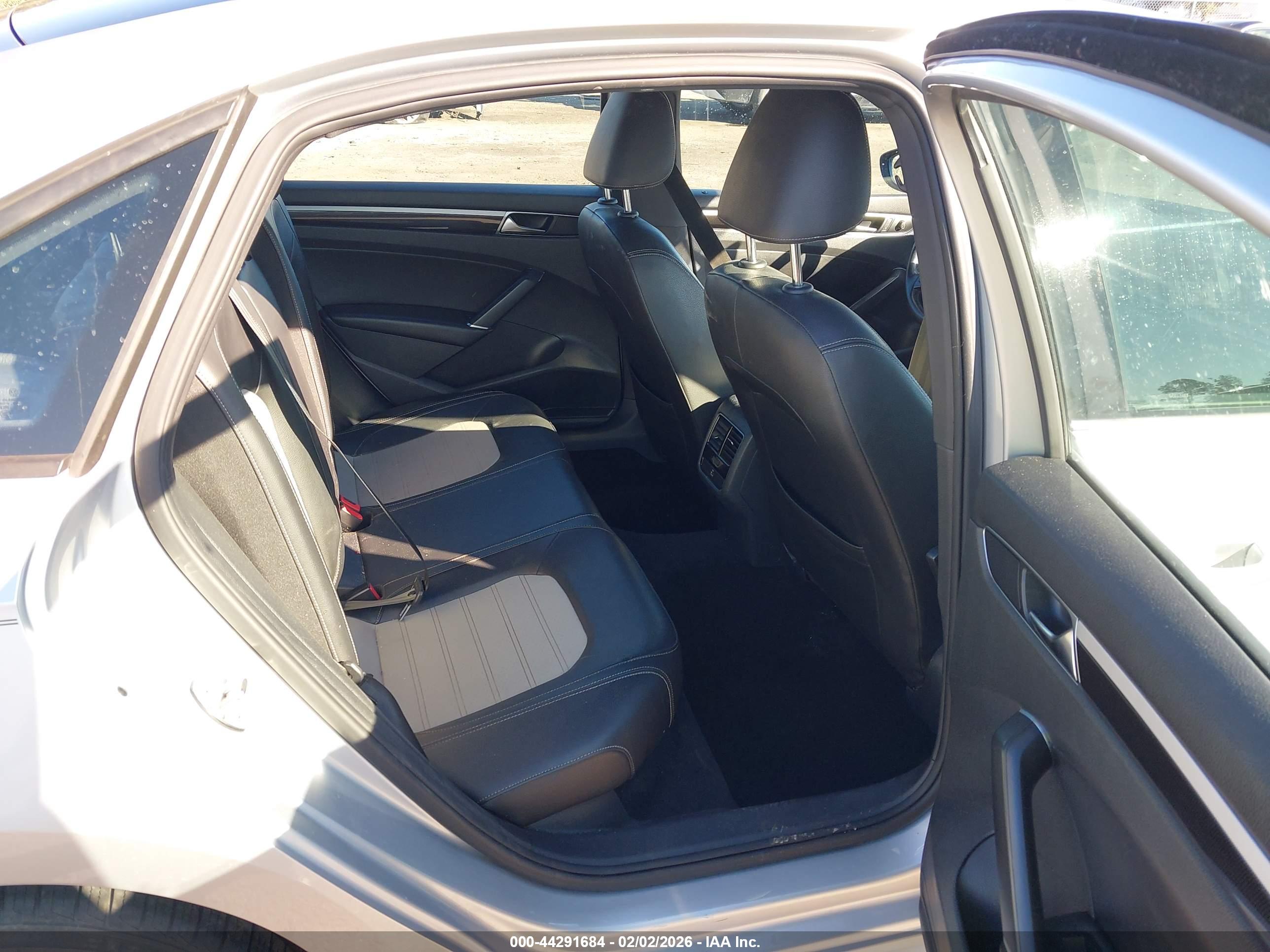 VOLKSWAGEN PASSAT image 8