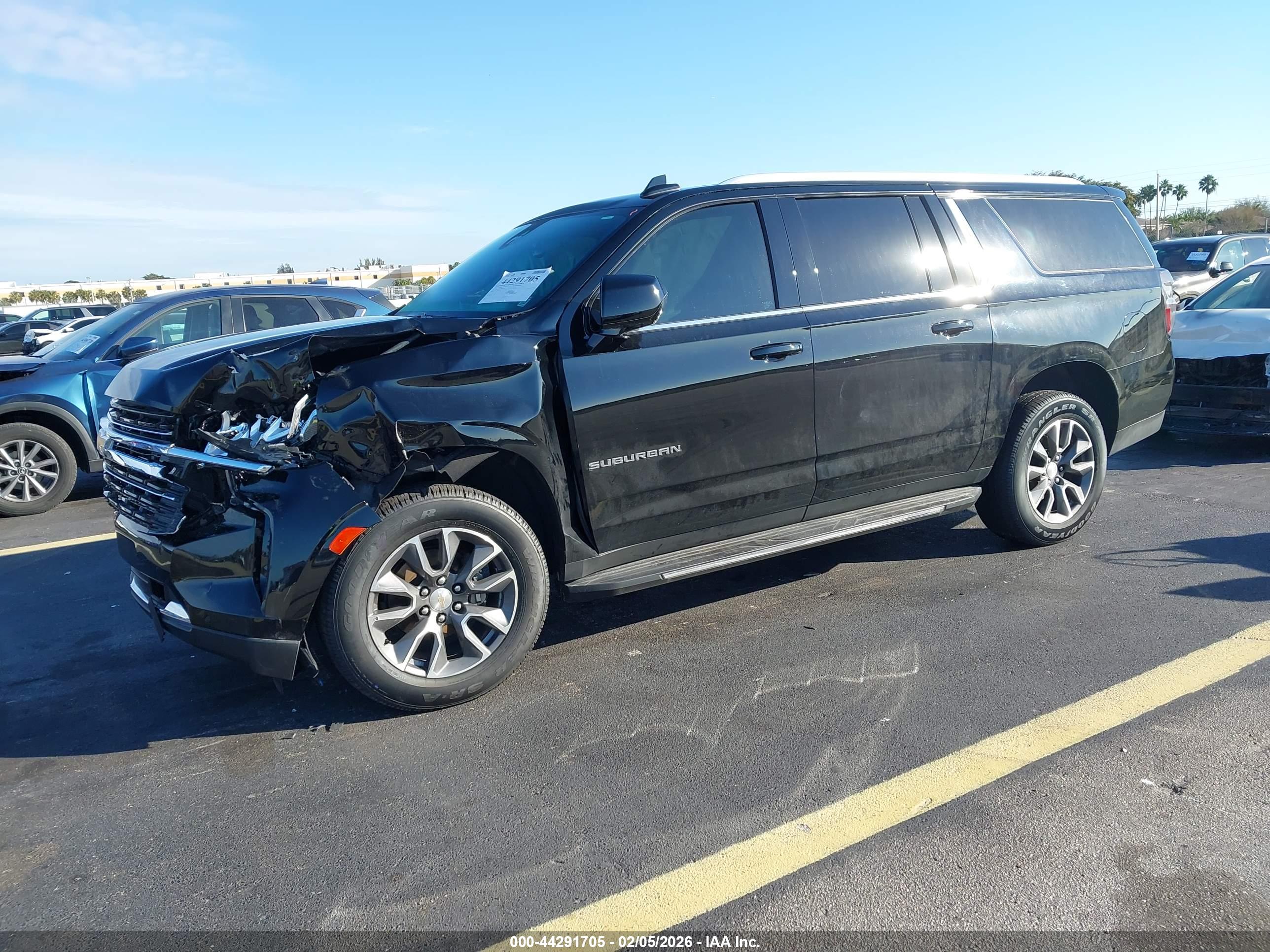 CHEVROLET SUBURBAN image 2
