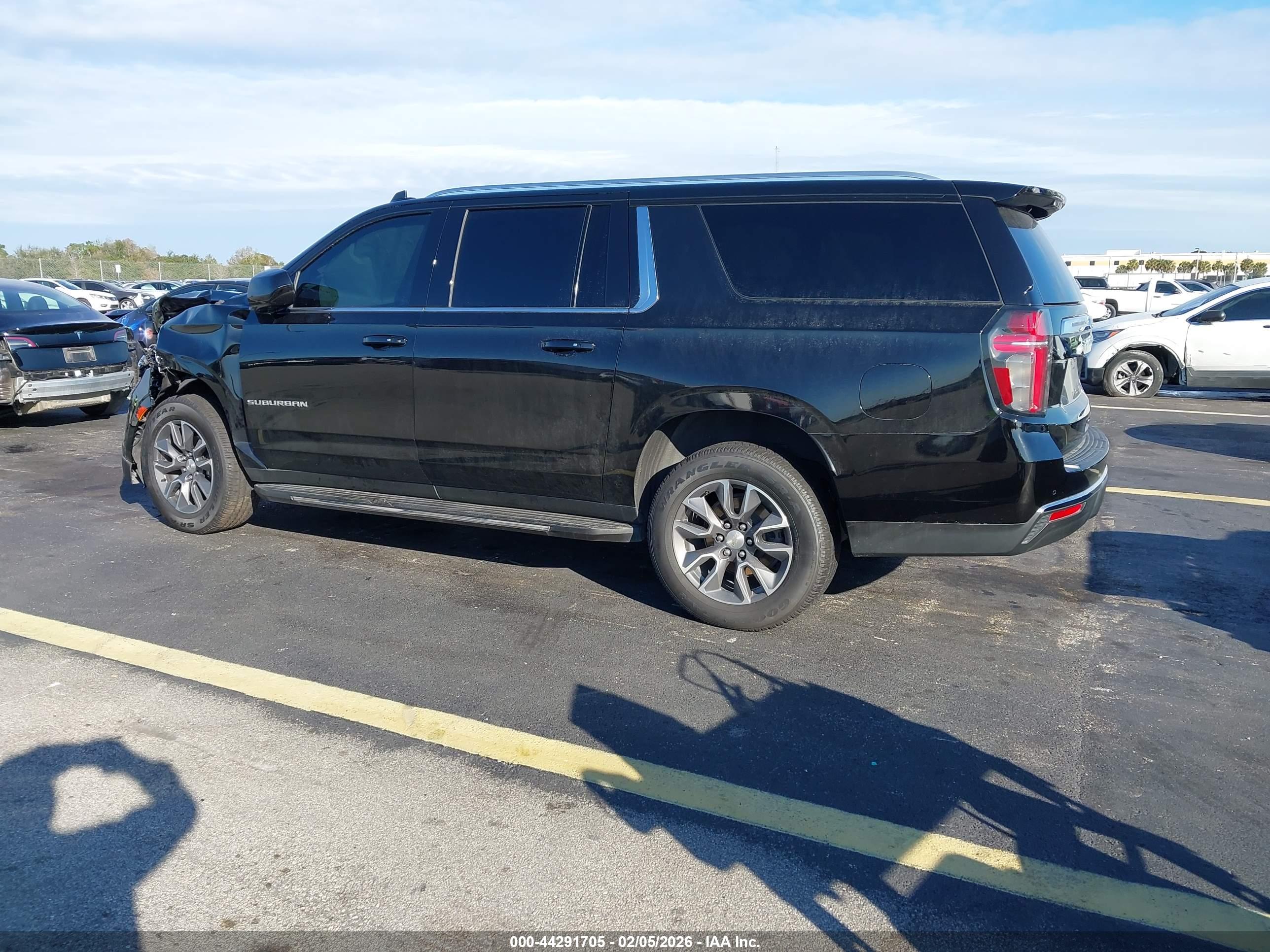 CHEVROLET SUBURBAN image 3