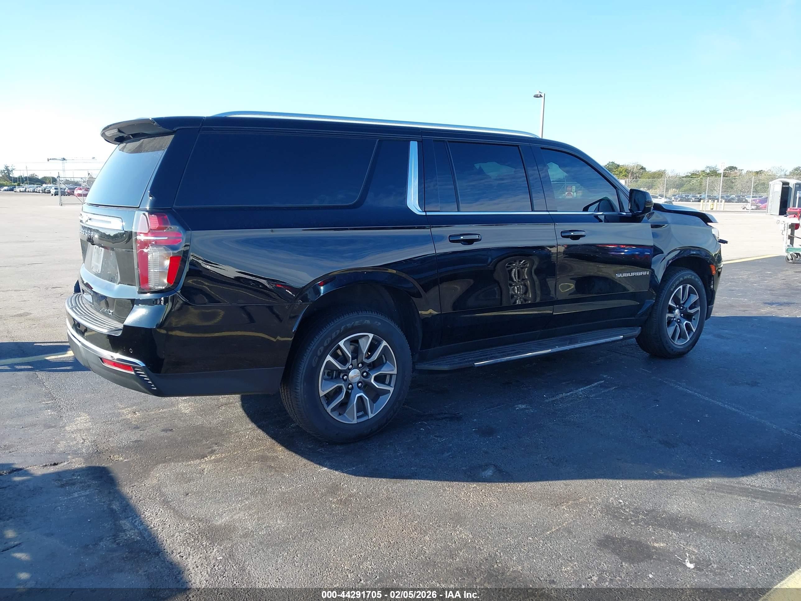 CHEVROLET SUBURBAN image 4