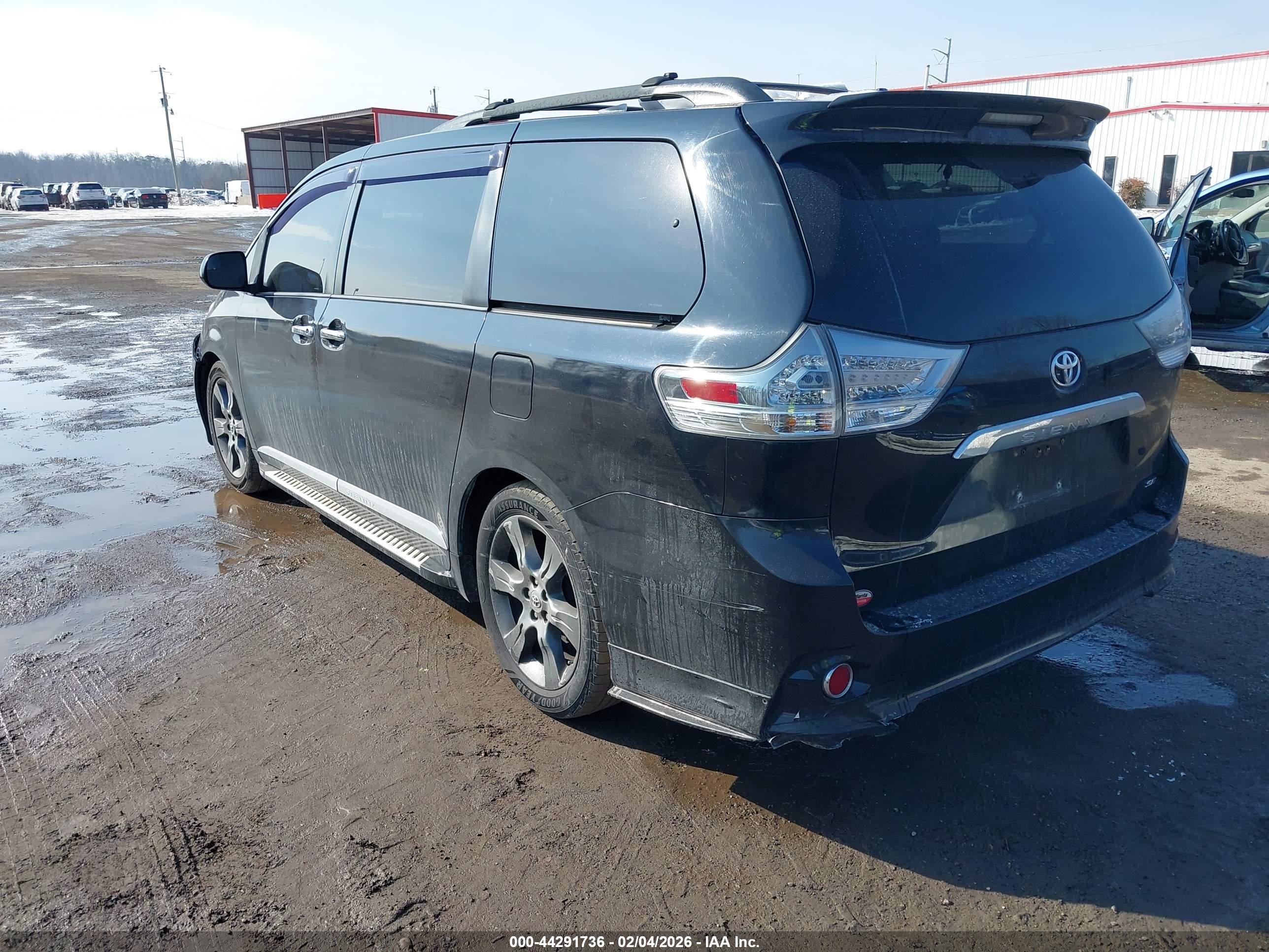 TOYOTA SIENNA image 3