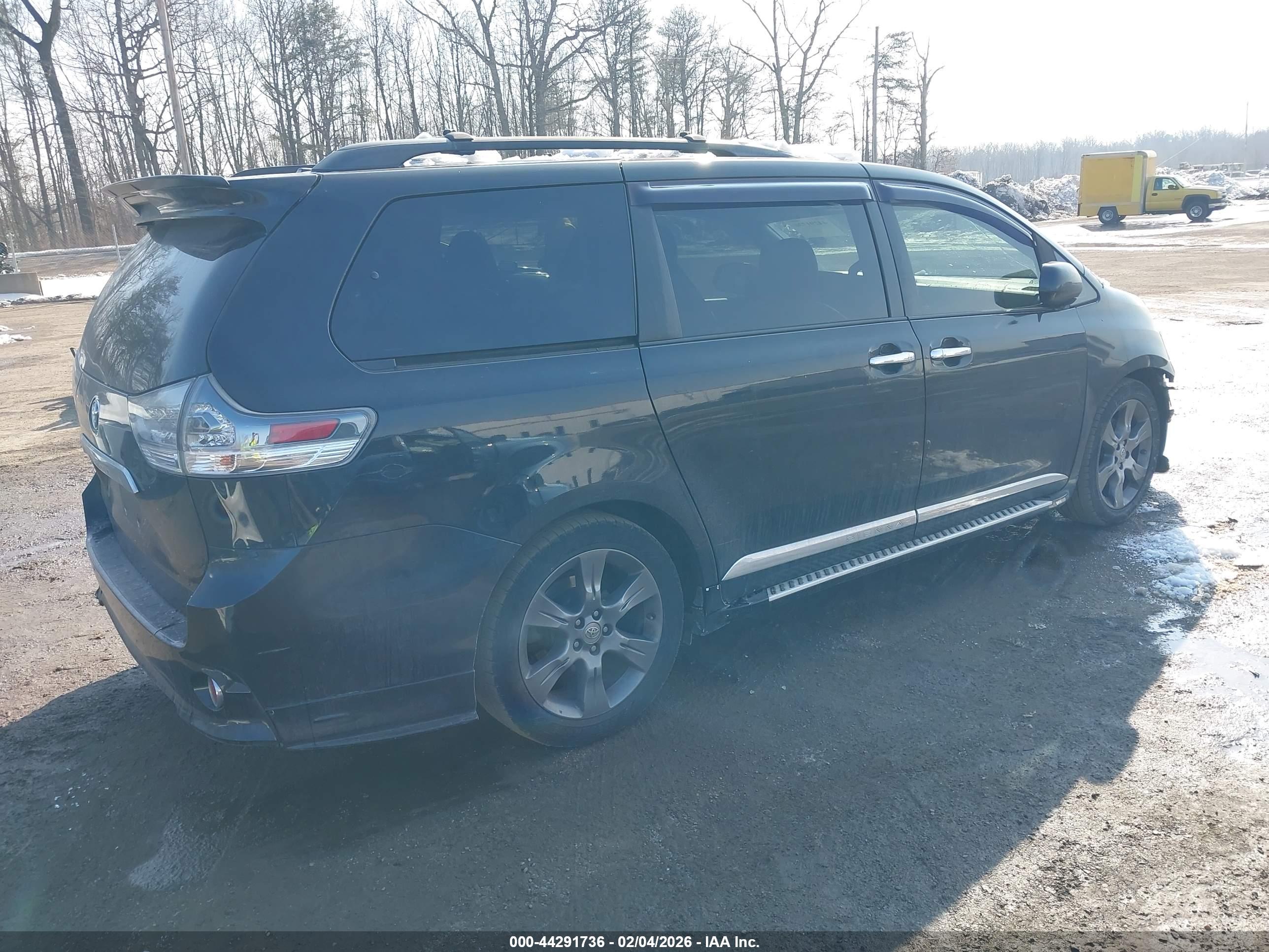 TOYOTA SIENNA image 4