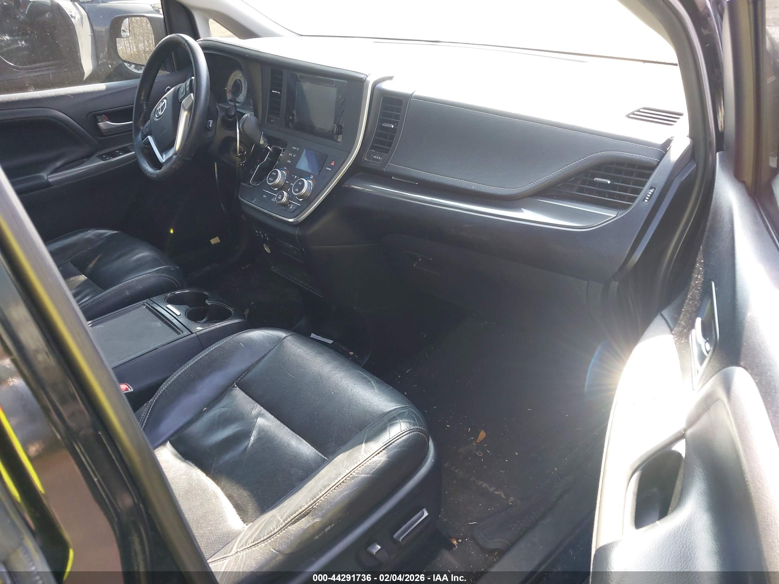 TOYOTA SIENNA image 5