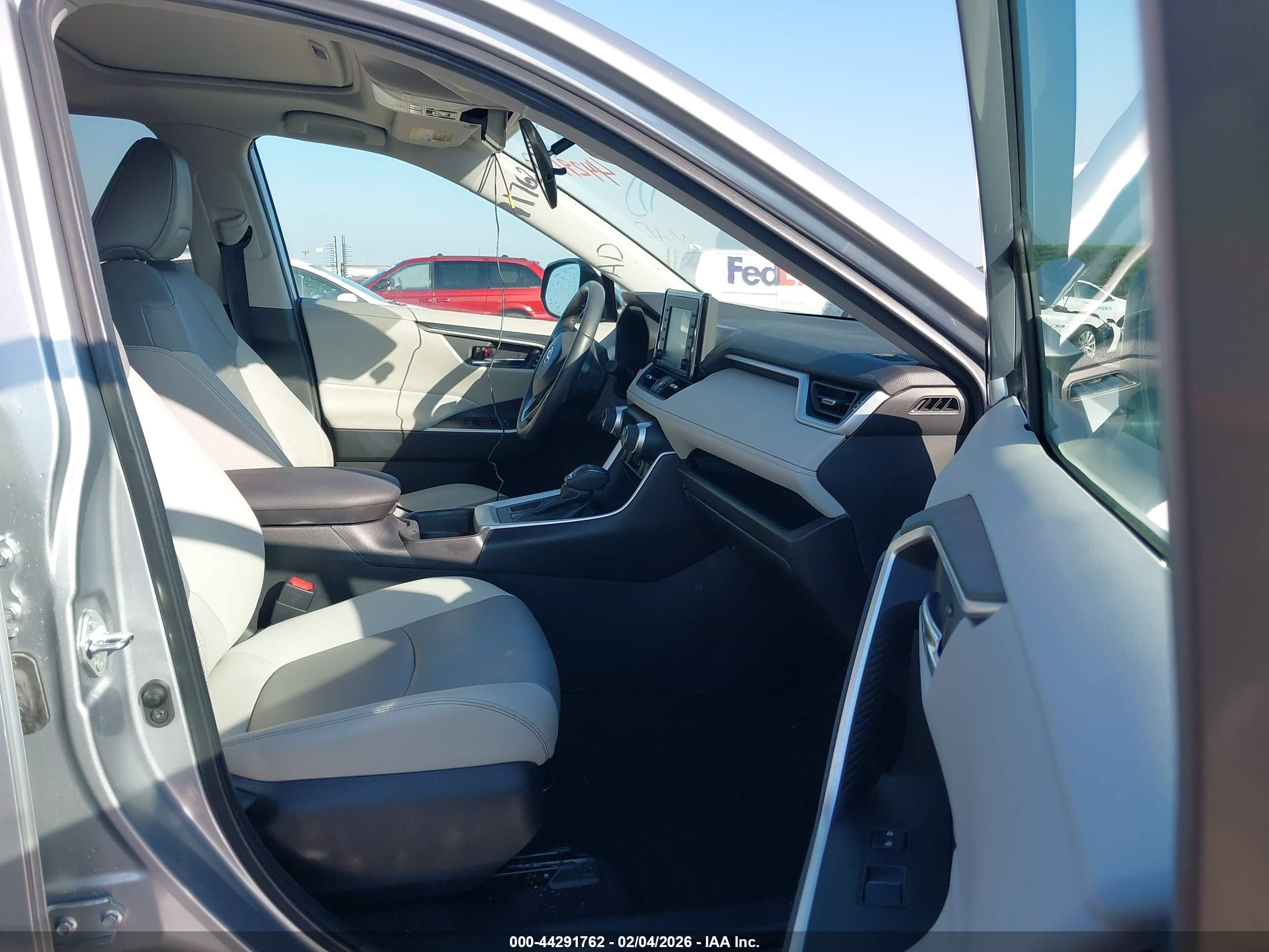 TOYOTA RAV4 image 5