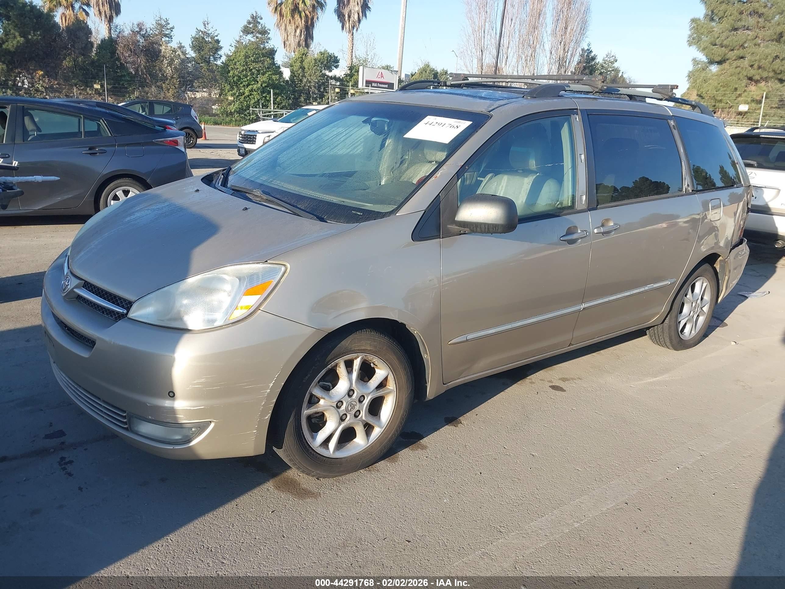 TOYOTA SIENNA image 2