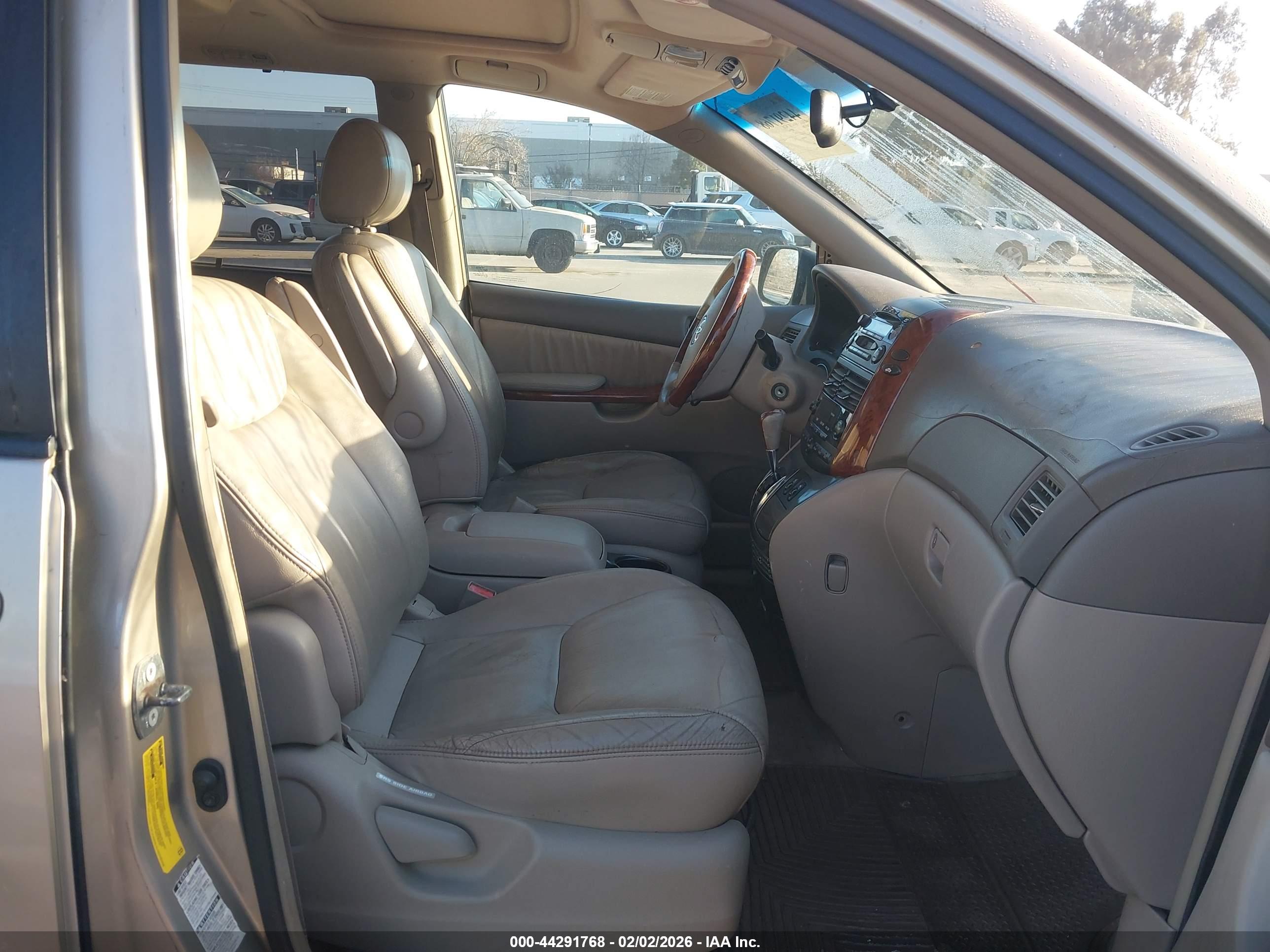 TOYOTA SIENNA image 5