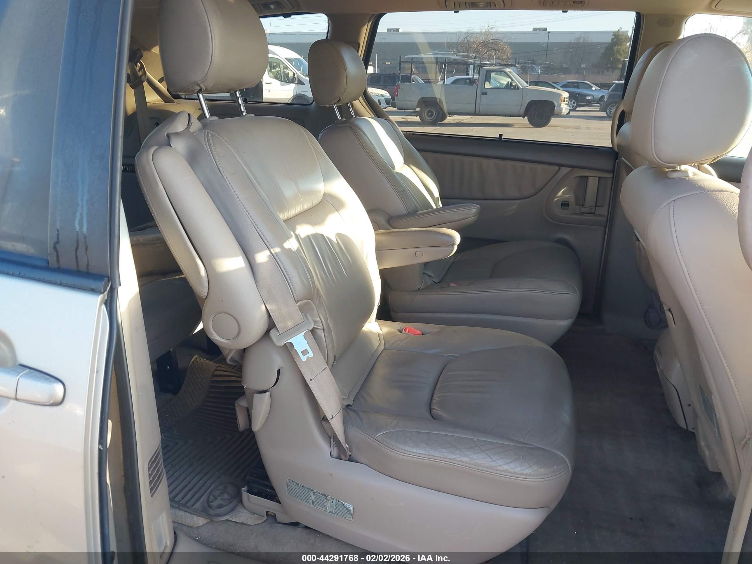 TOYOTA SIENNA image 8