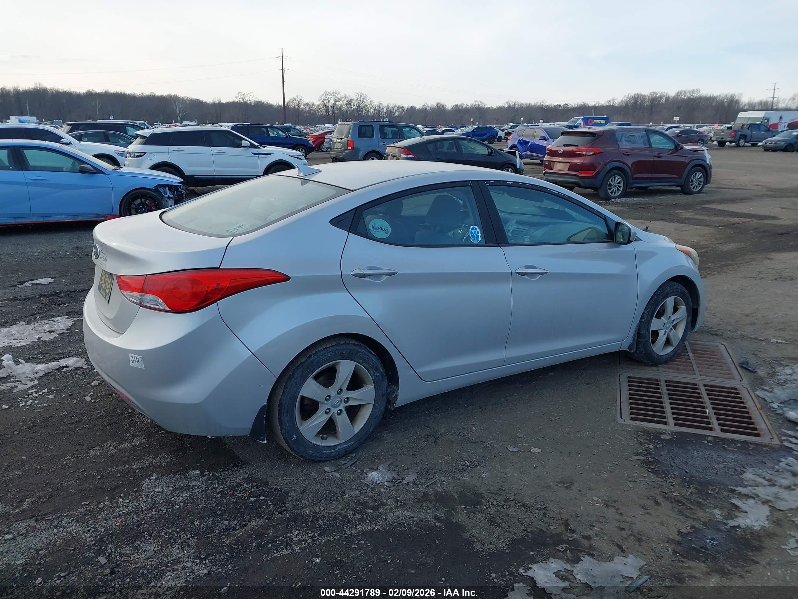 HYUNDAI ELANTRA image 4