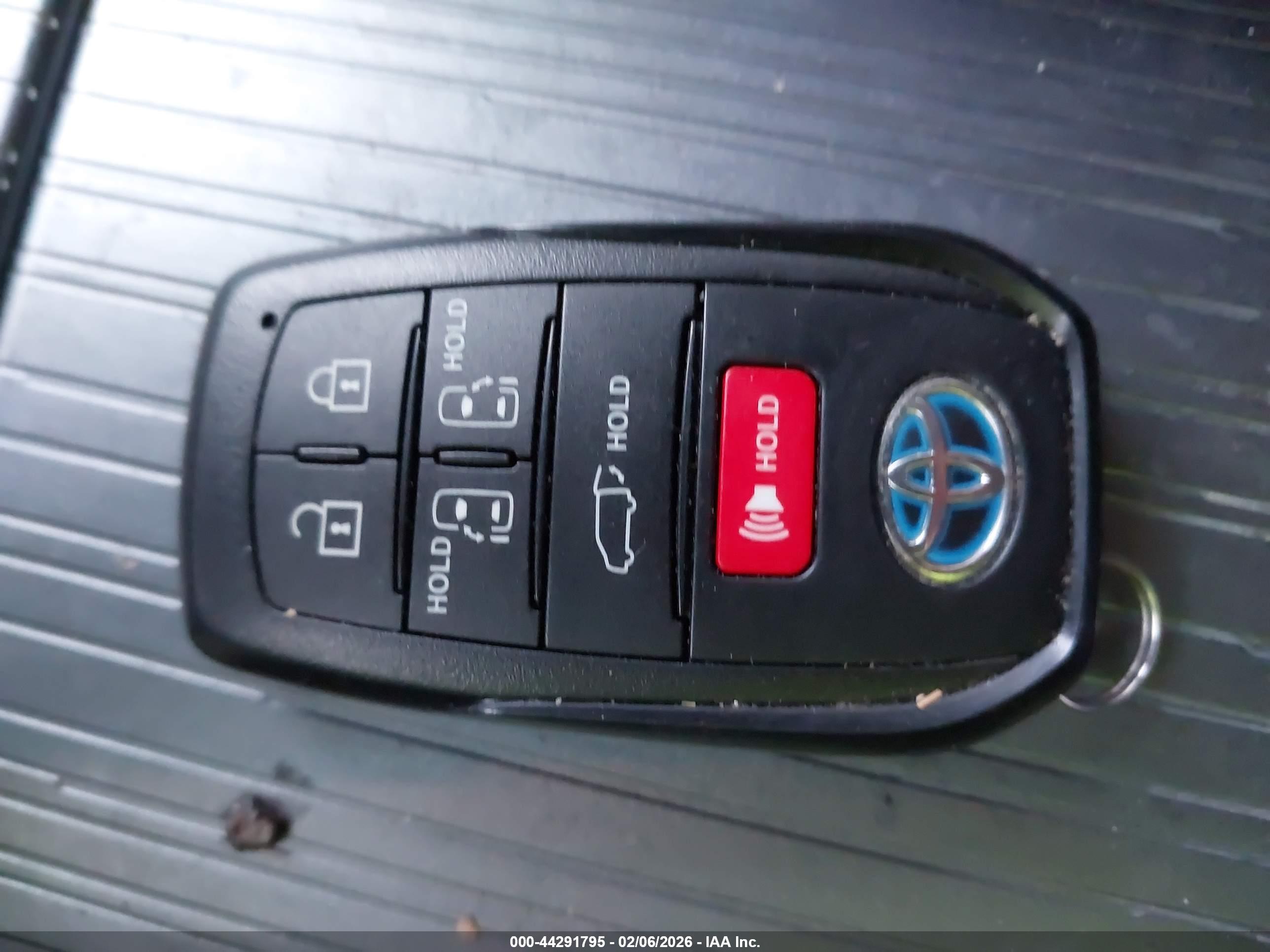 TOYOTA SIENNA image 11