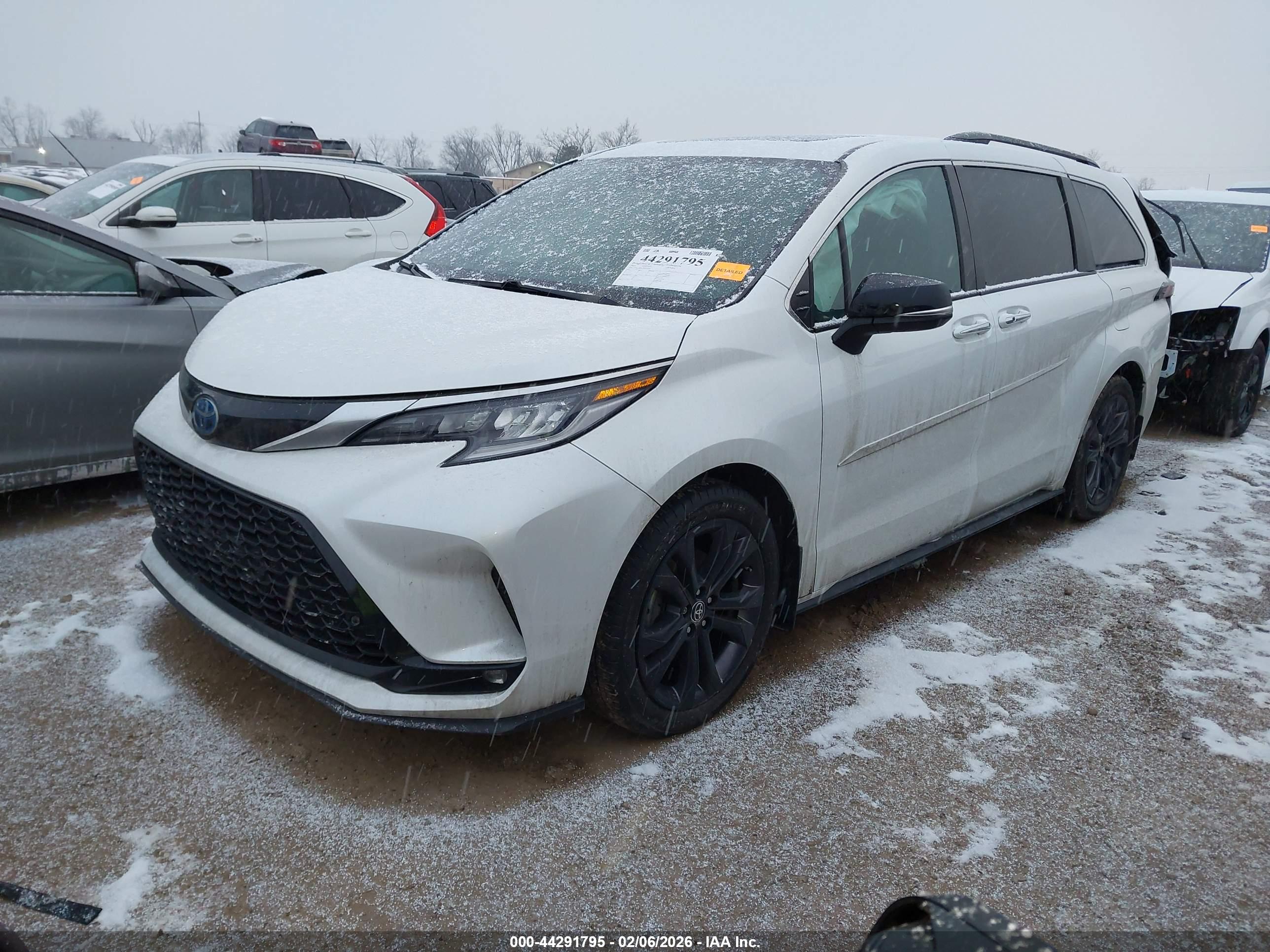 TOYOTA SIENNA image 2