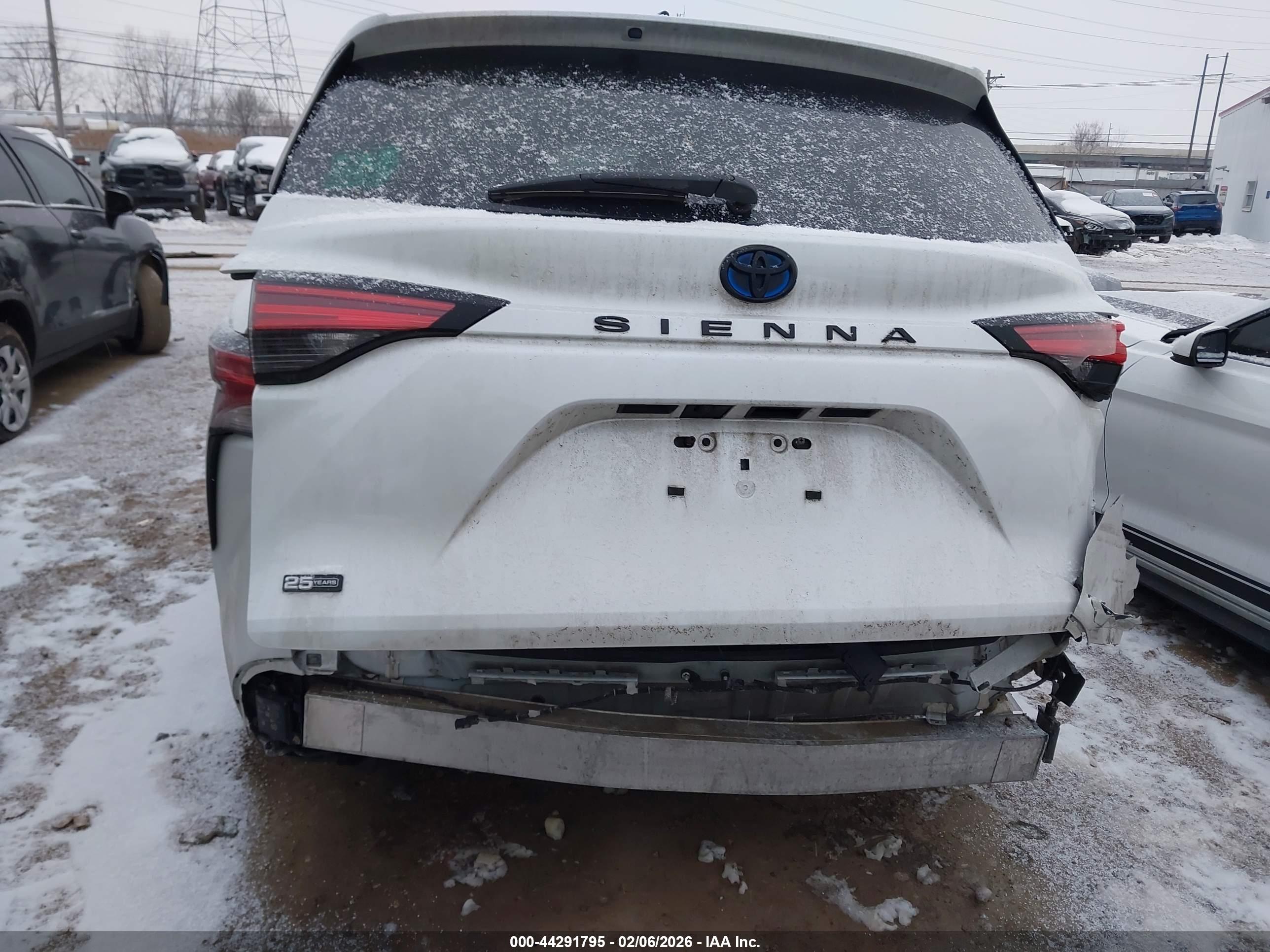 TOYOTA SIENNA image 6