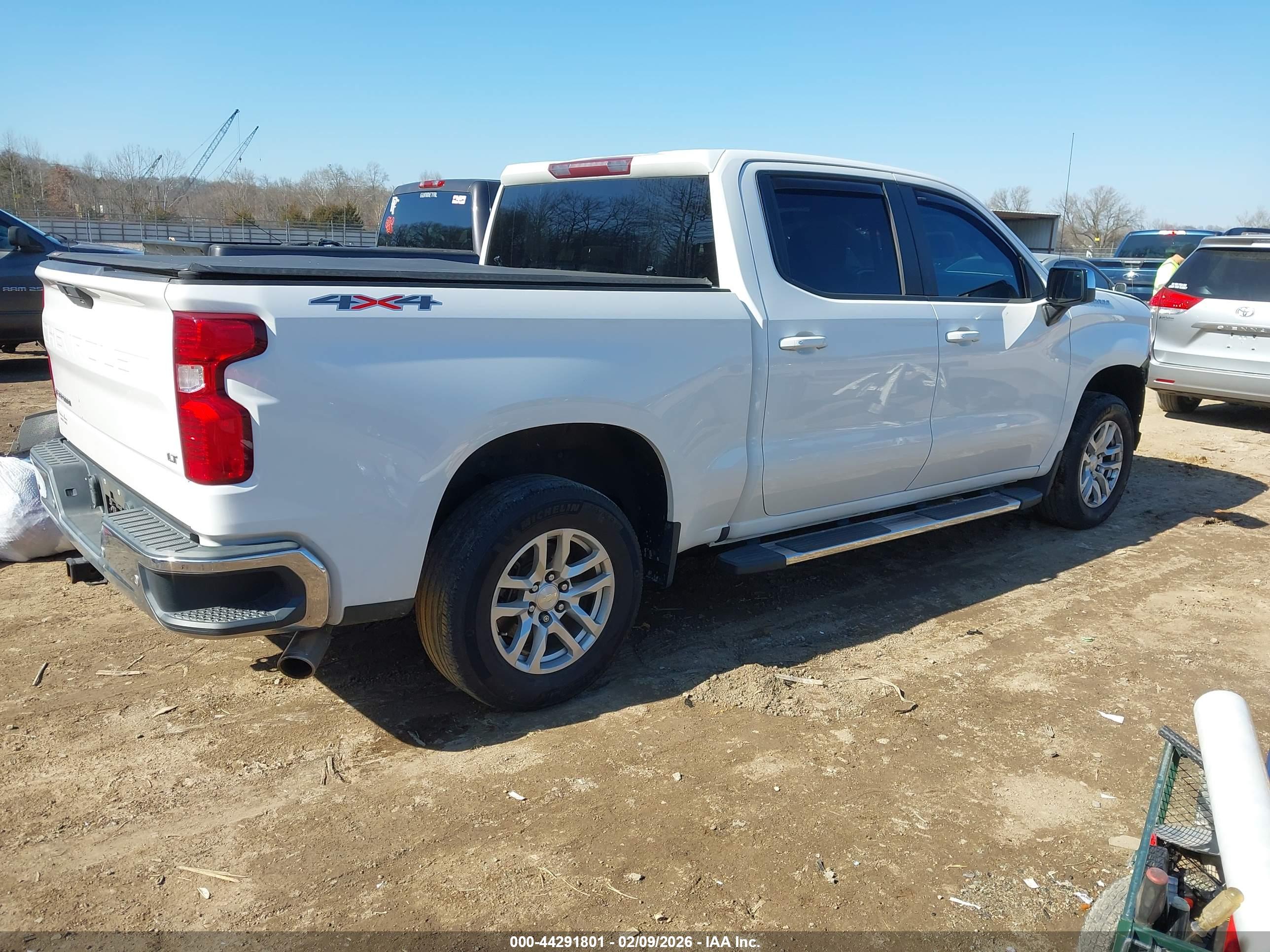 CHEVROLET SILVERADO image 4