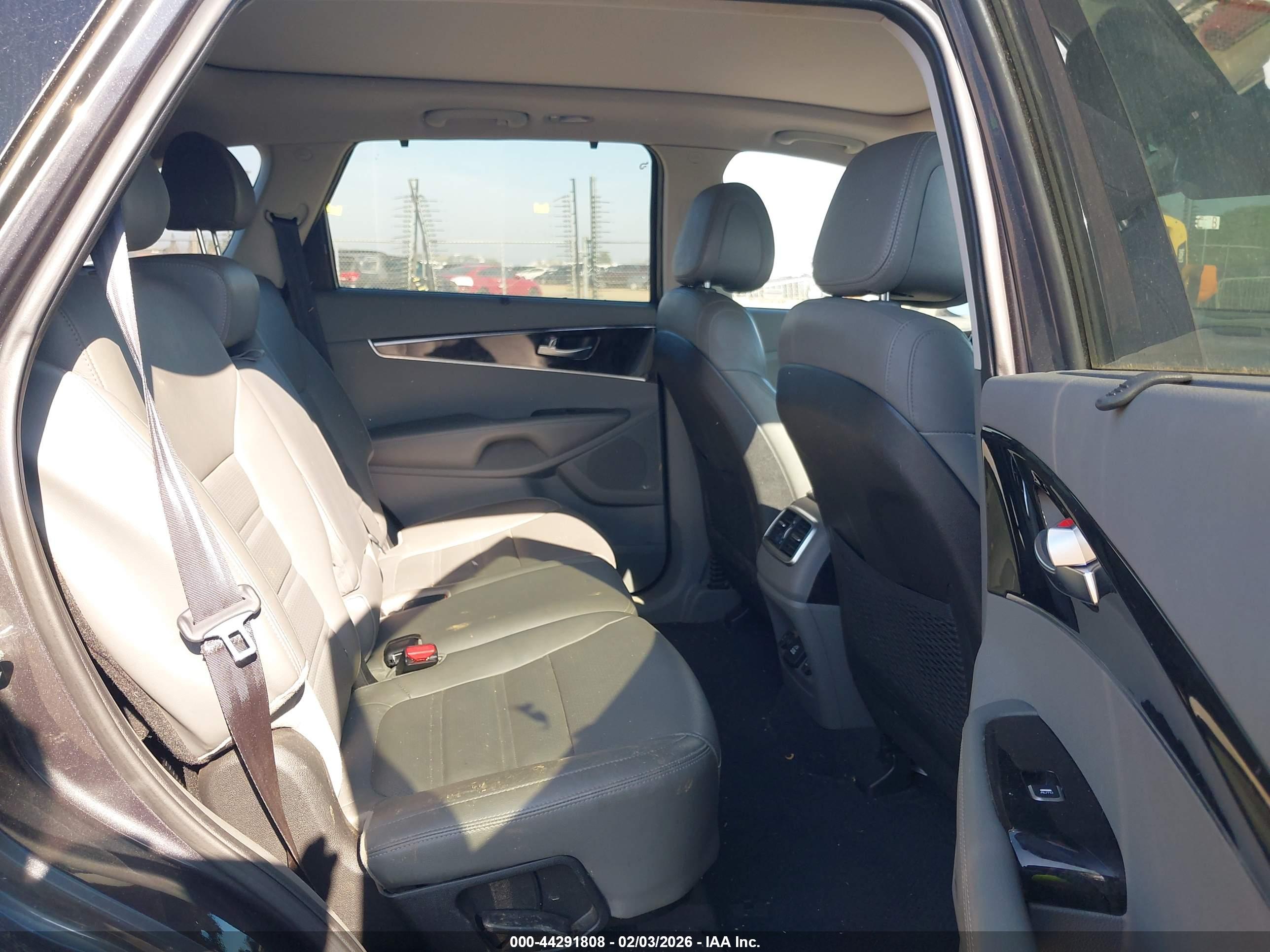 KIA SORENTO image 8