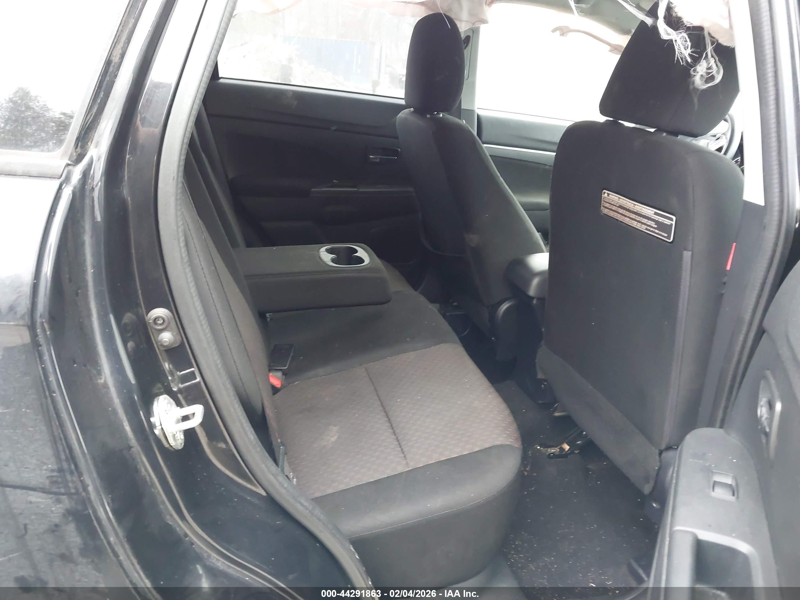 MITSUBISHI OUTLANDER image 8