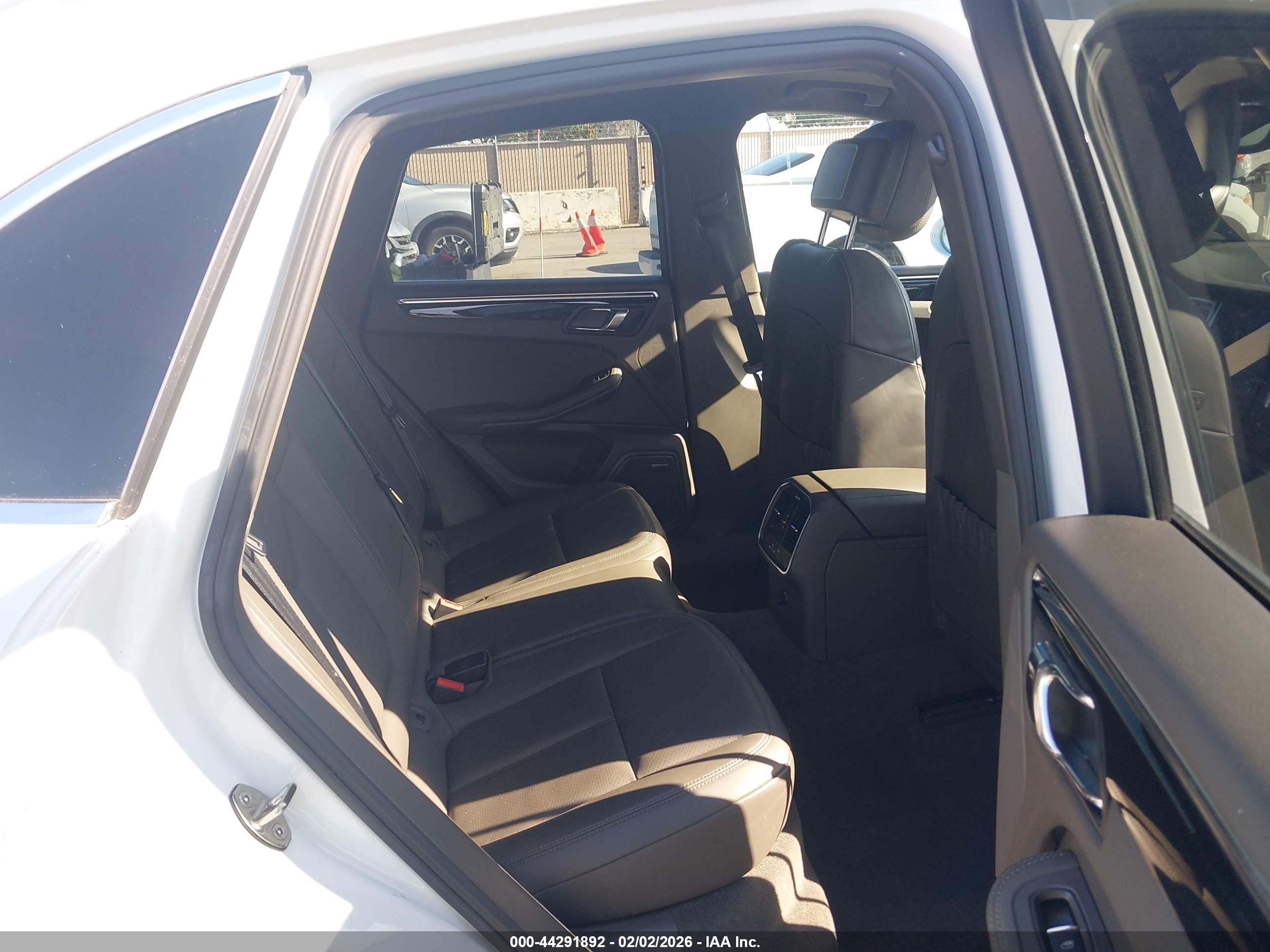 PORSCHE MACAN image 8