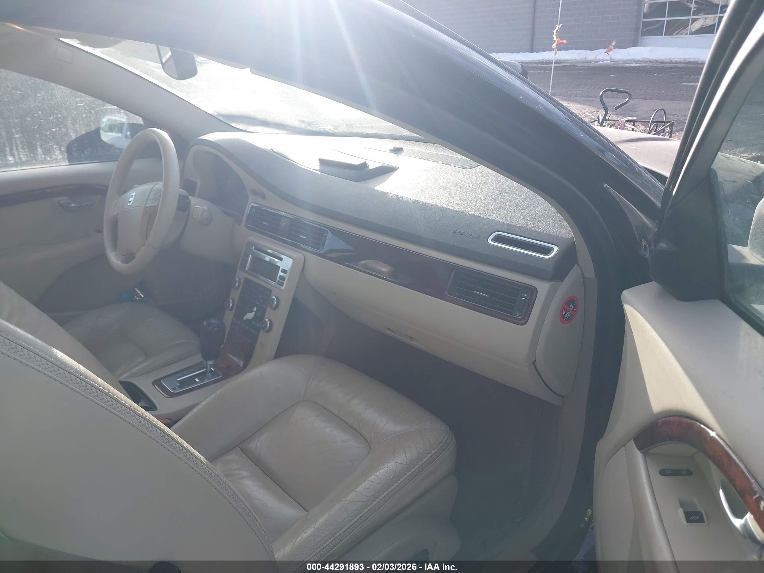 VOLVO XC70 image 5