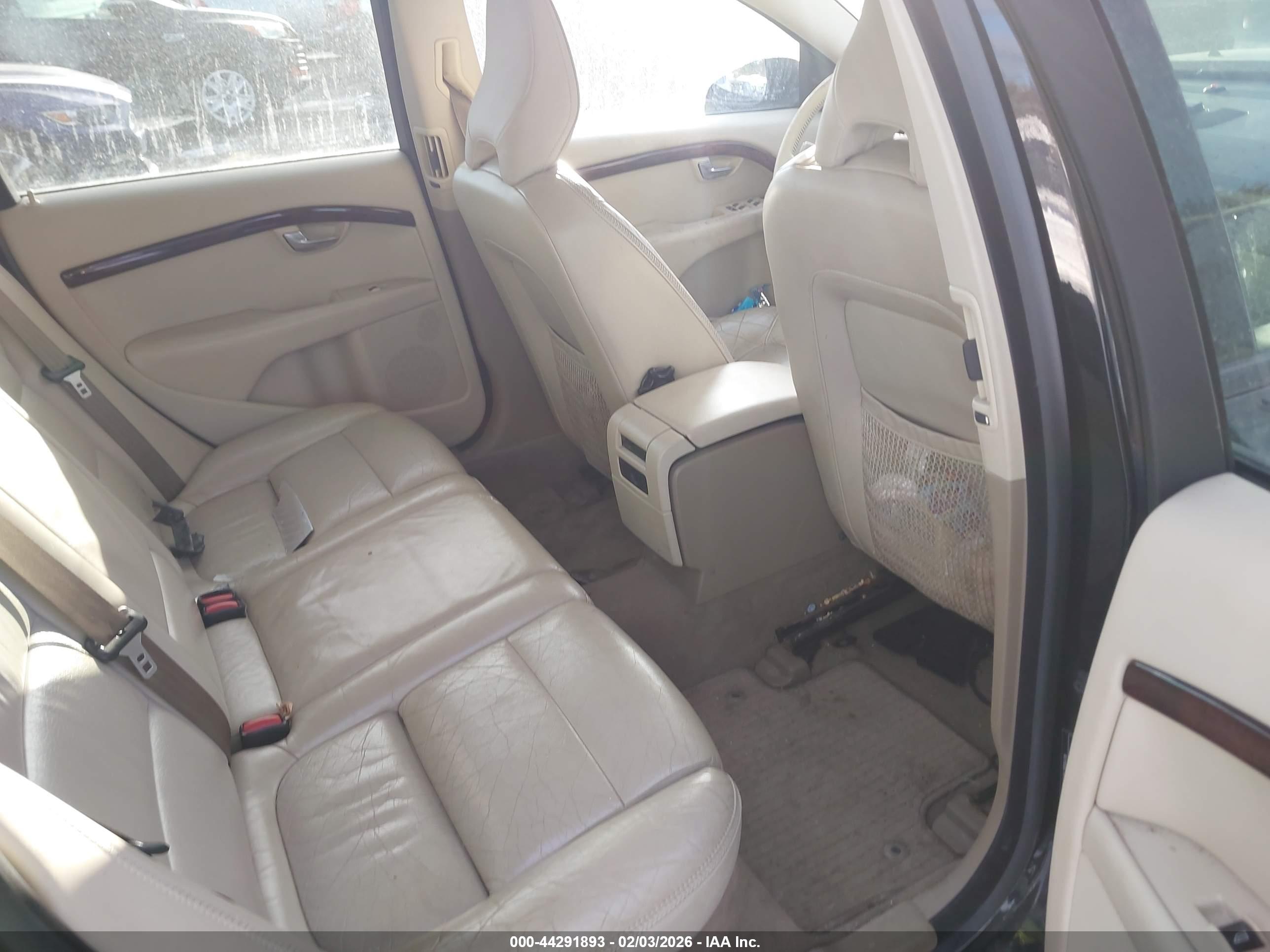 VOLVO XC70 image 8