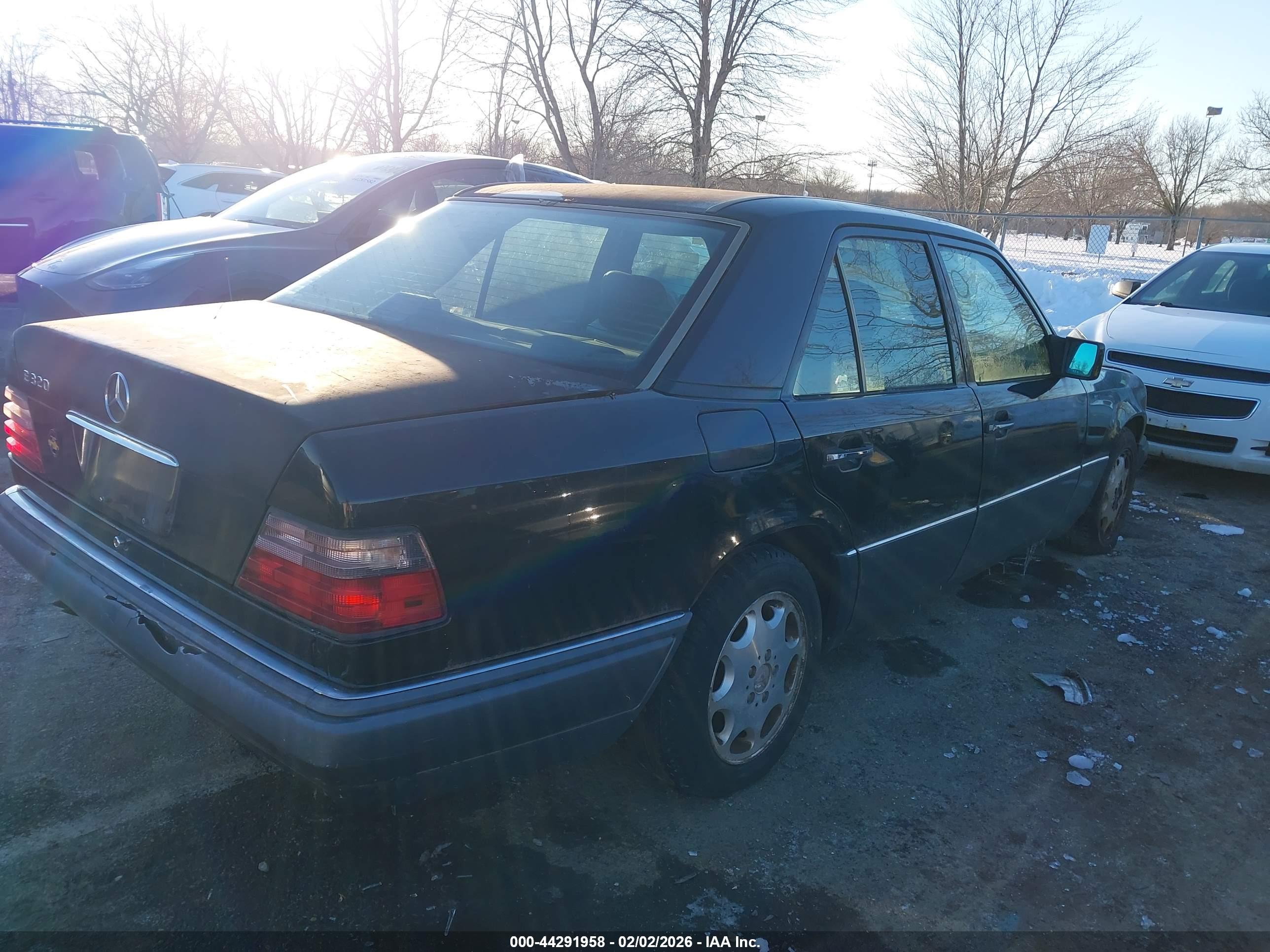MERCEDES-BENZ E image 4