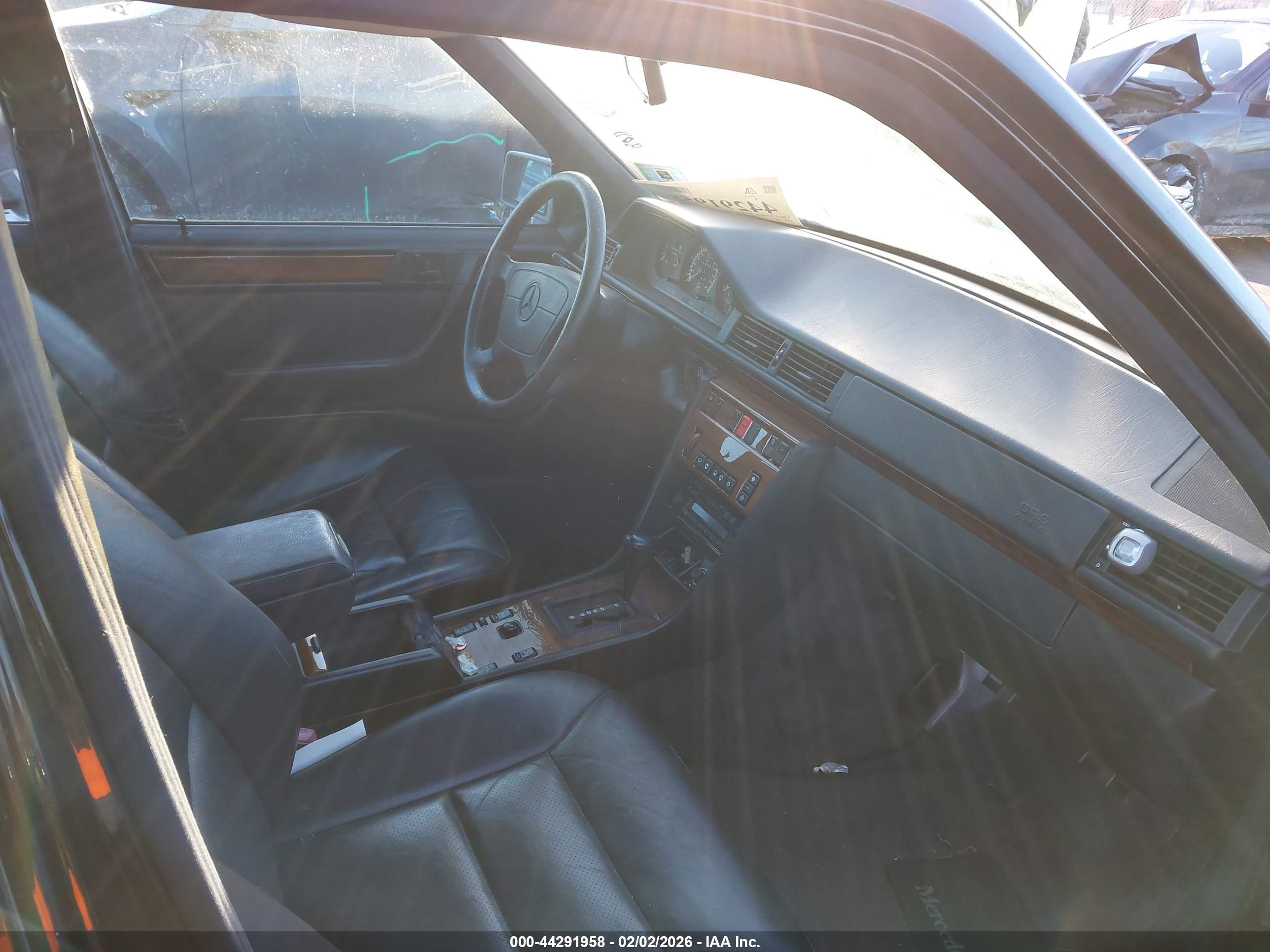 MERCEDES-BENZ E image 5