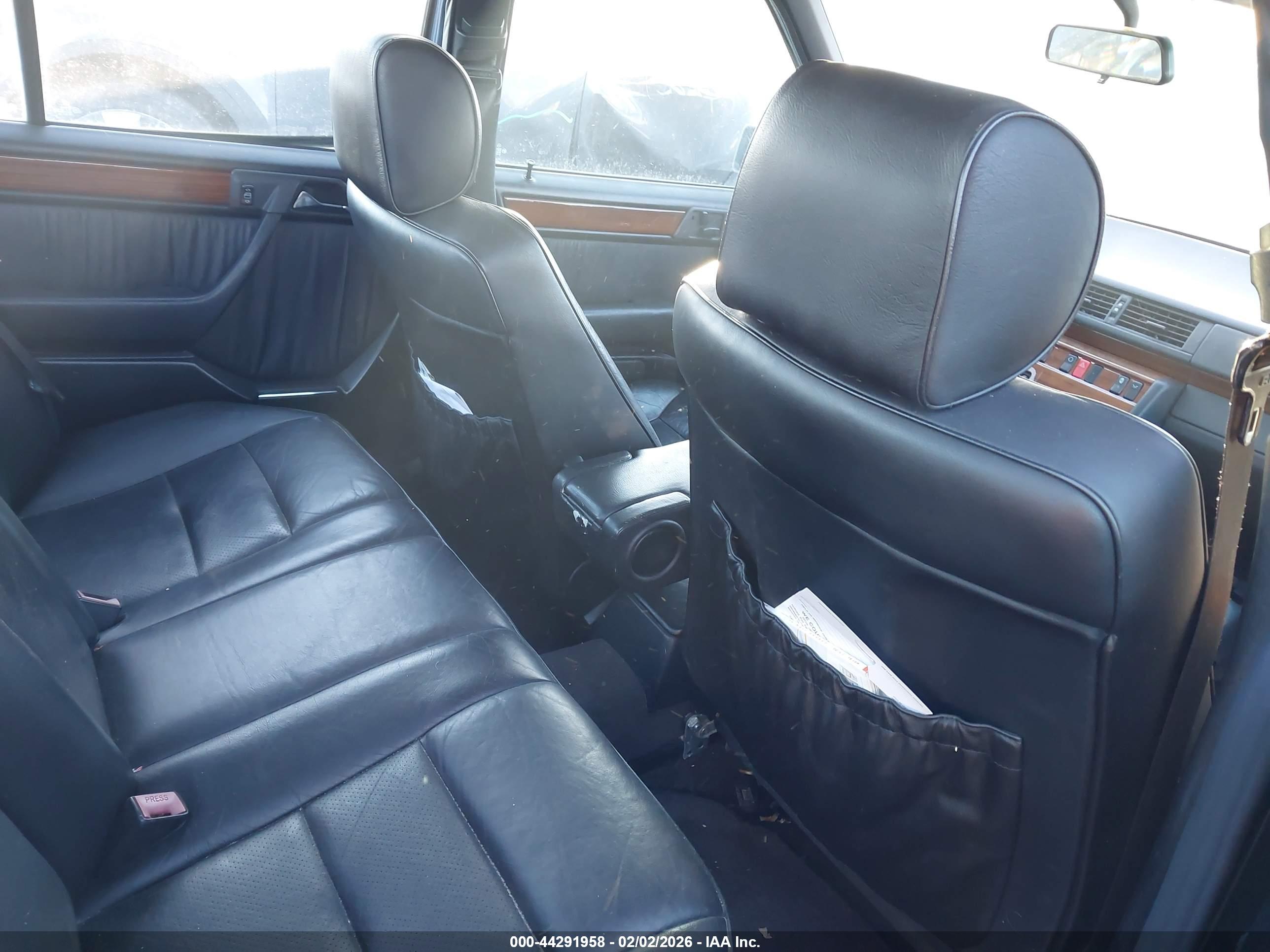 MERCEDES-BENZ E image 8