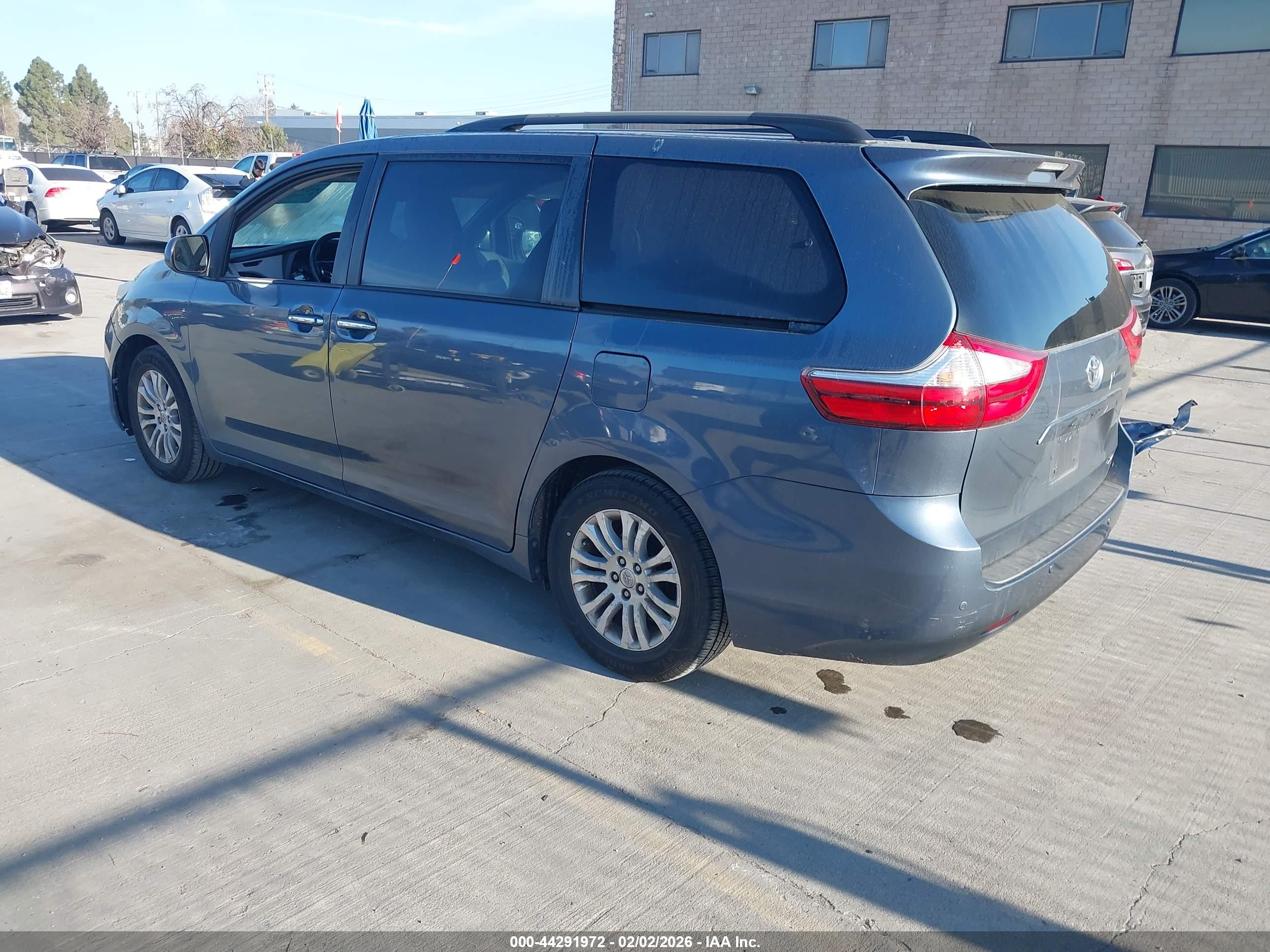 TOYOTA SIENNA image 3