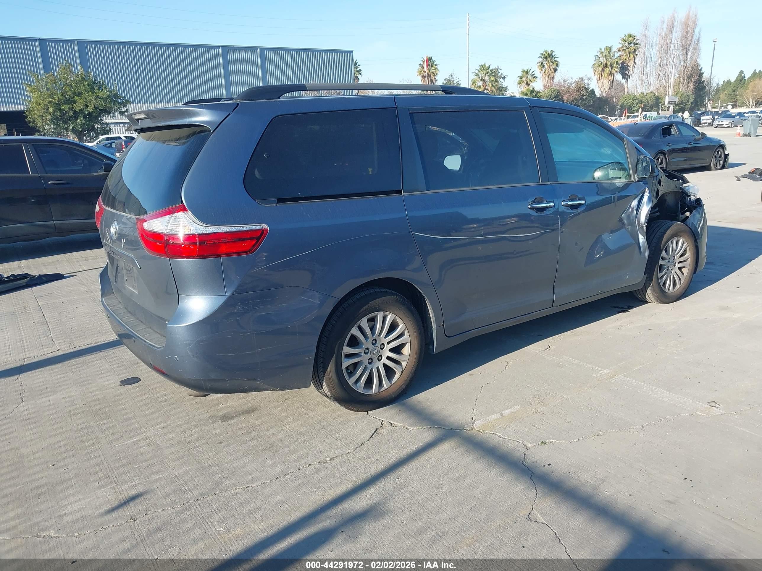 TOYOTA SIENNA image 4