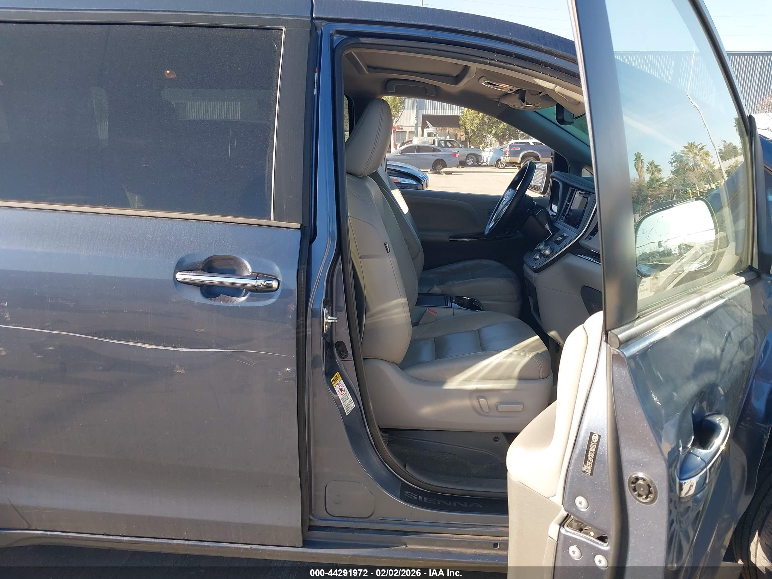 TOYOTA SIENNA image 5