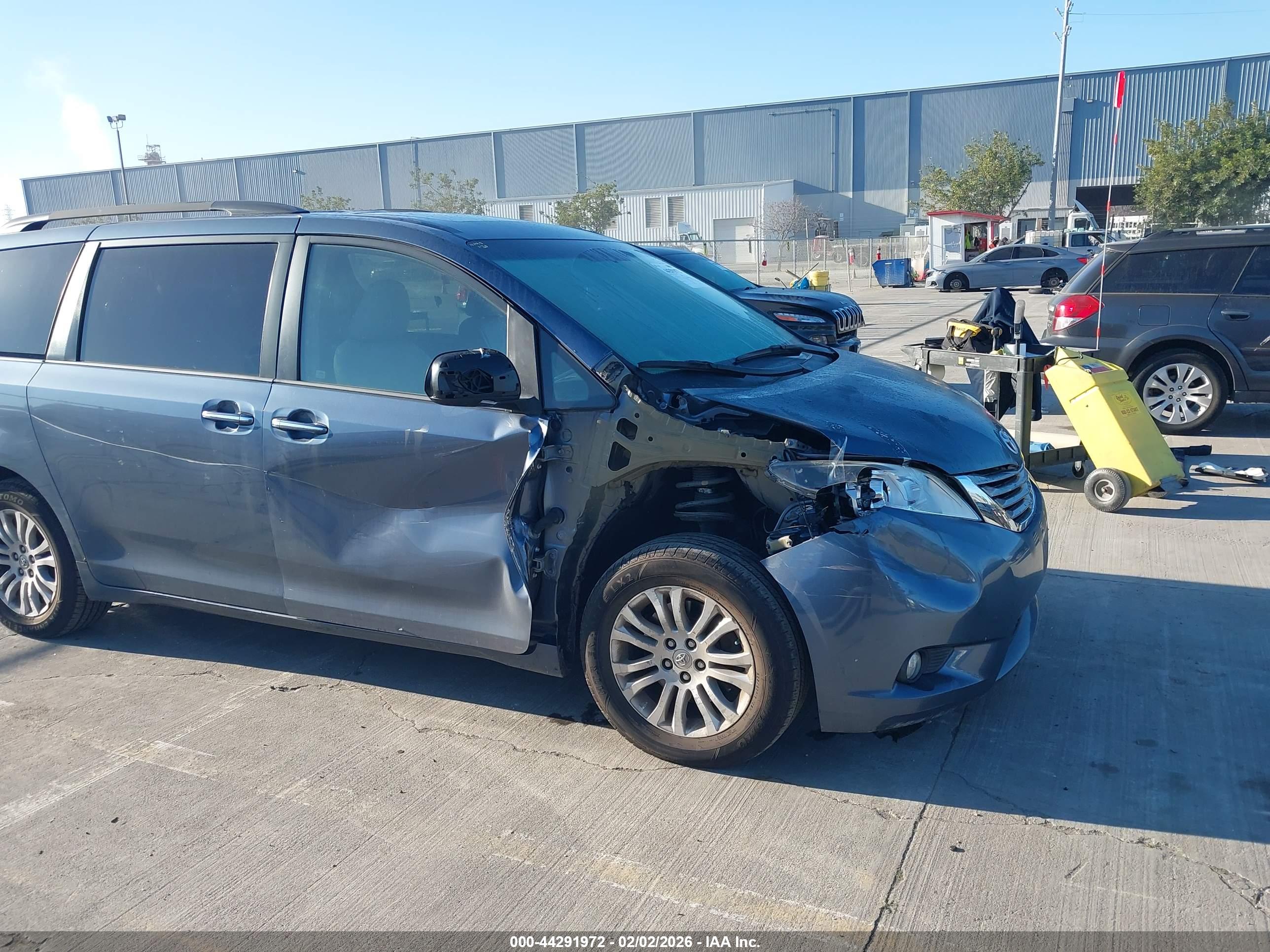 TOYOTA SIENNA image 6
