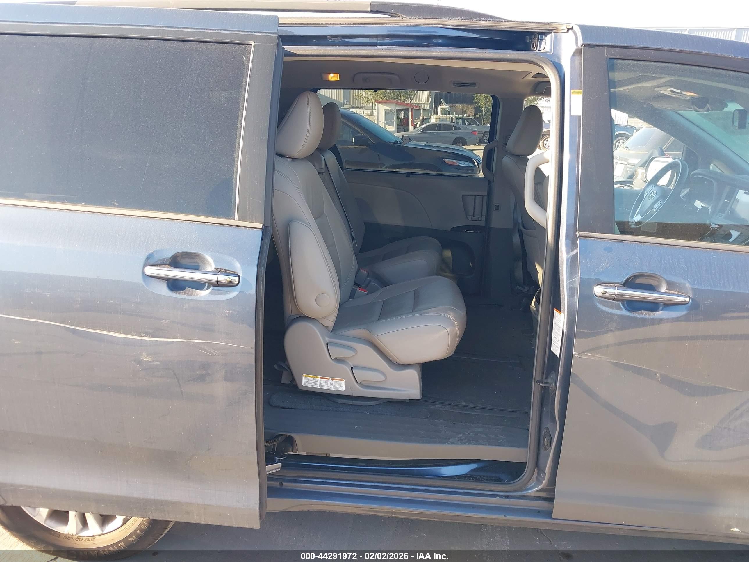 TOYOTA SIENNA image 8